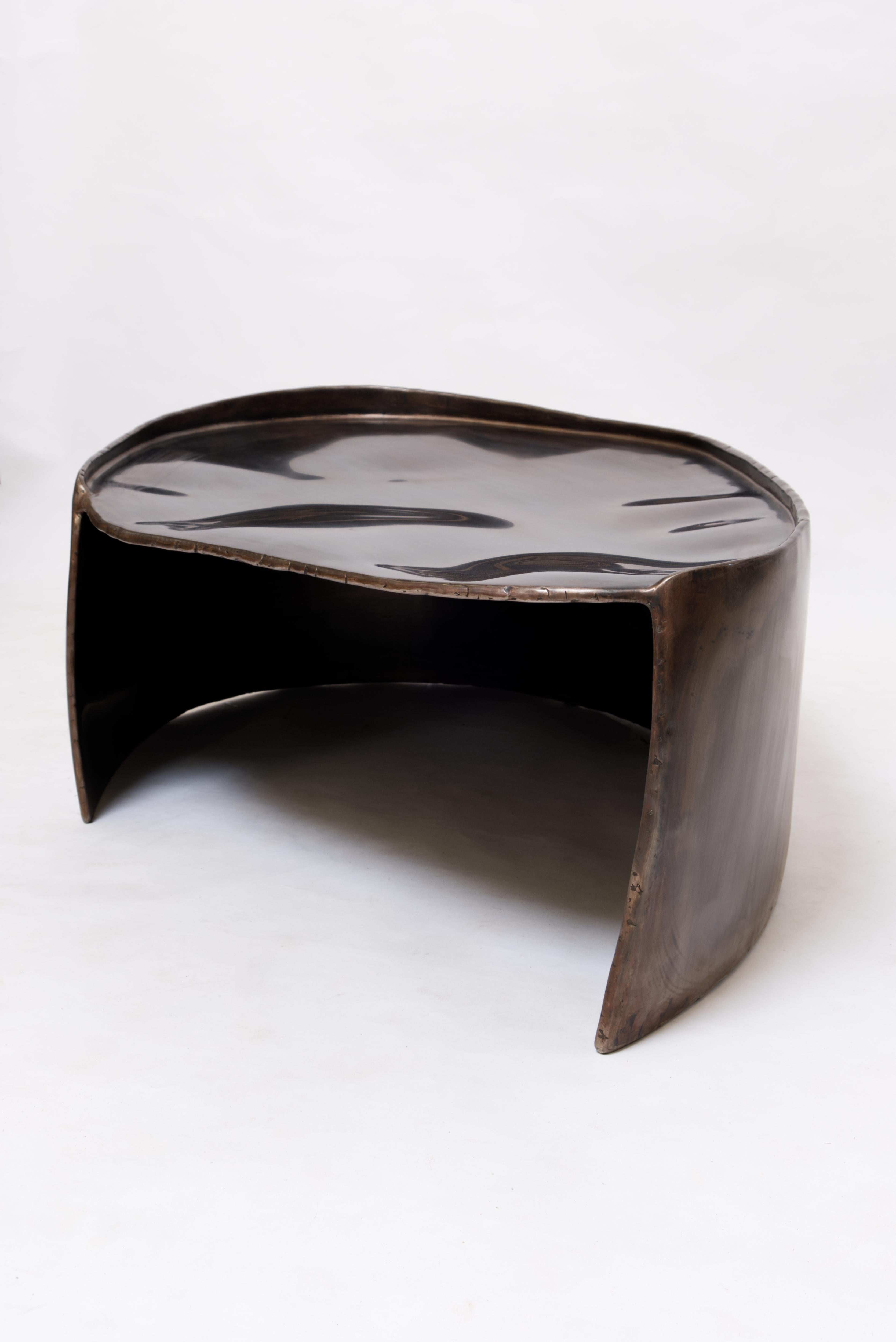 Table basse contemporaine Calle en laiton patiné avec forme organique en vente 8