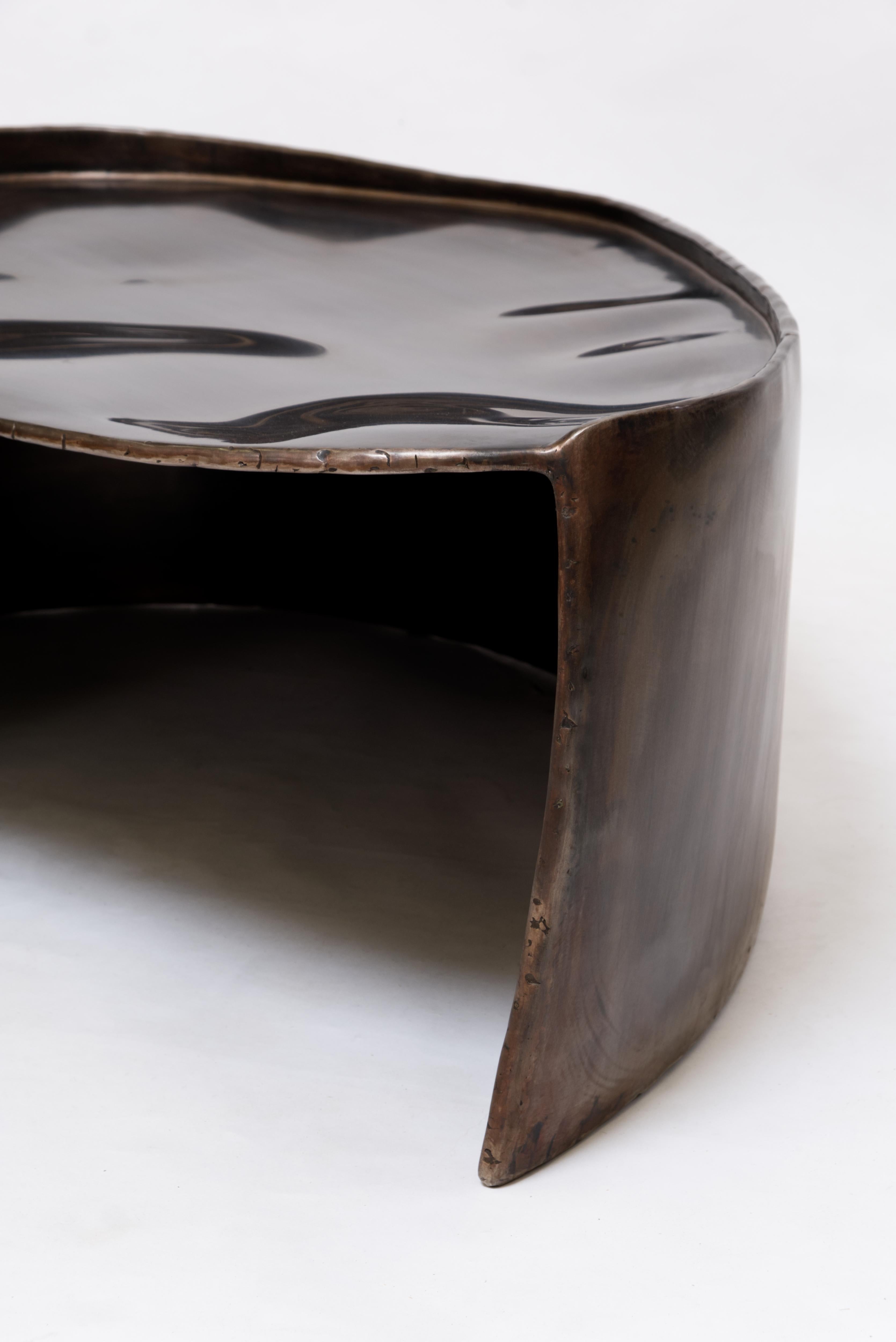 Table basse contemporaine Calle en laiton patiné avec forme organique en vente 9