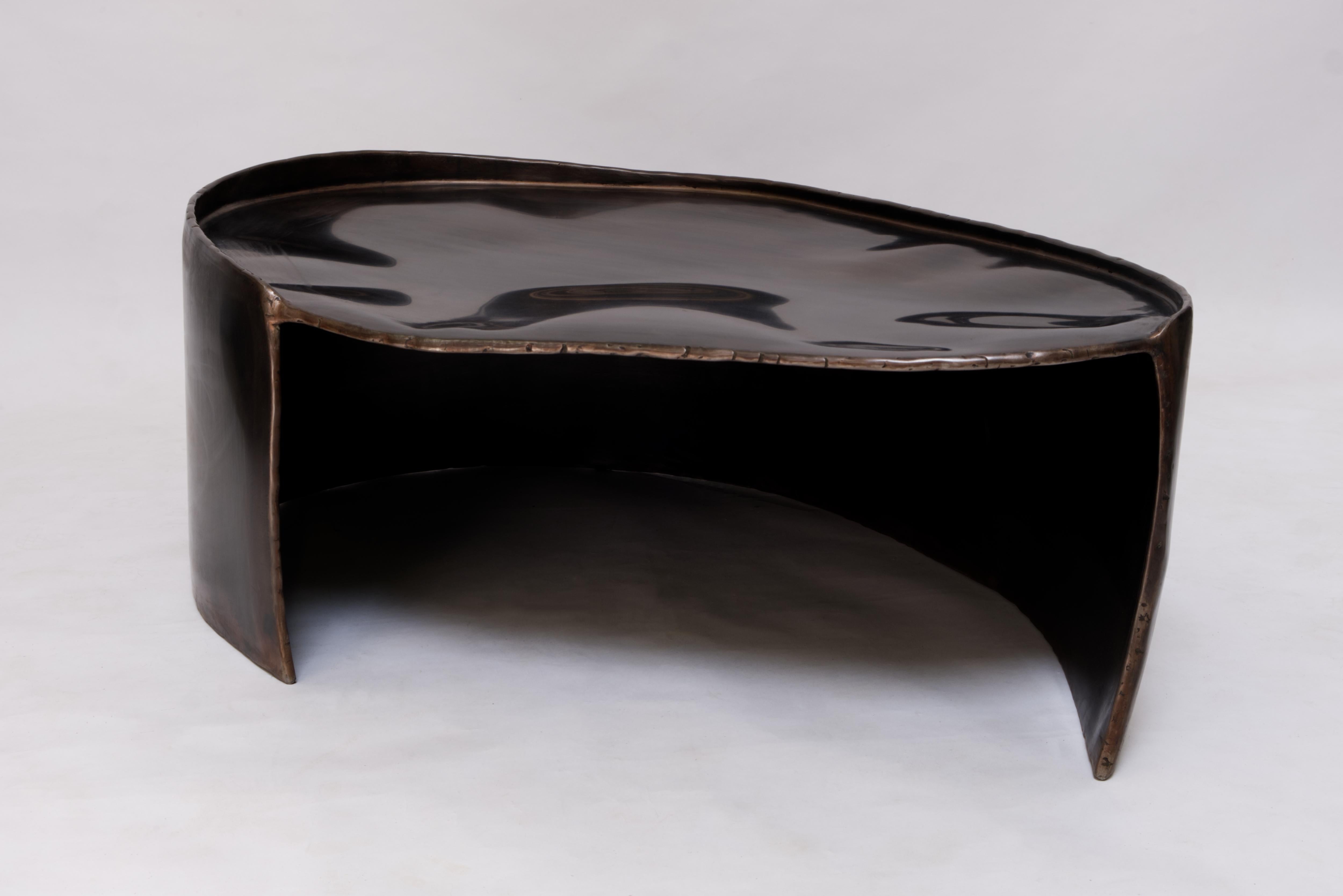 Table basse contemporaine Calle en laiton patiné avec forme organique en vente 11