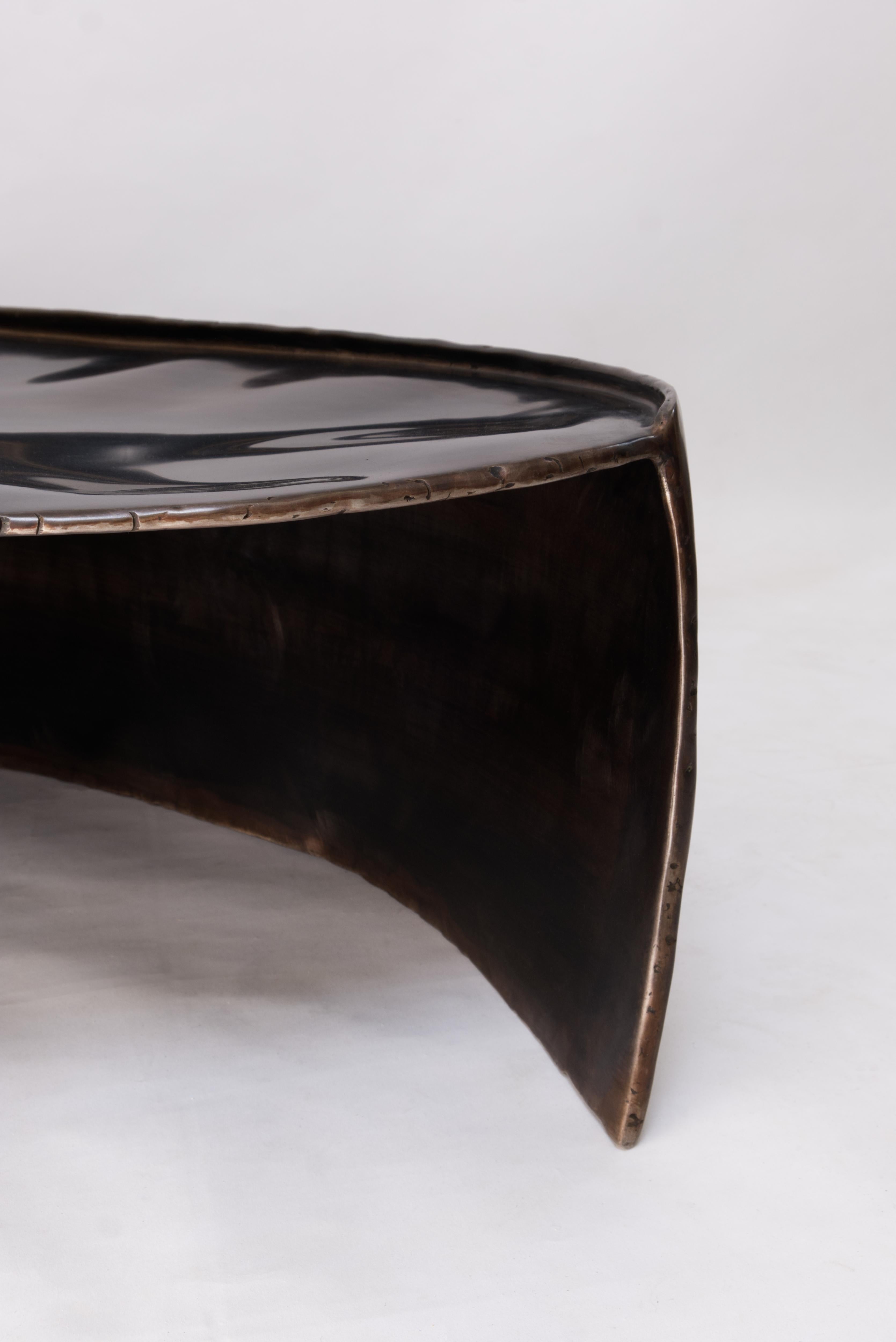Table basse contemporaine Calle en laiton patiné avec forme organique en vente 12