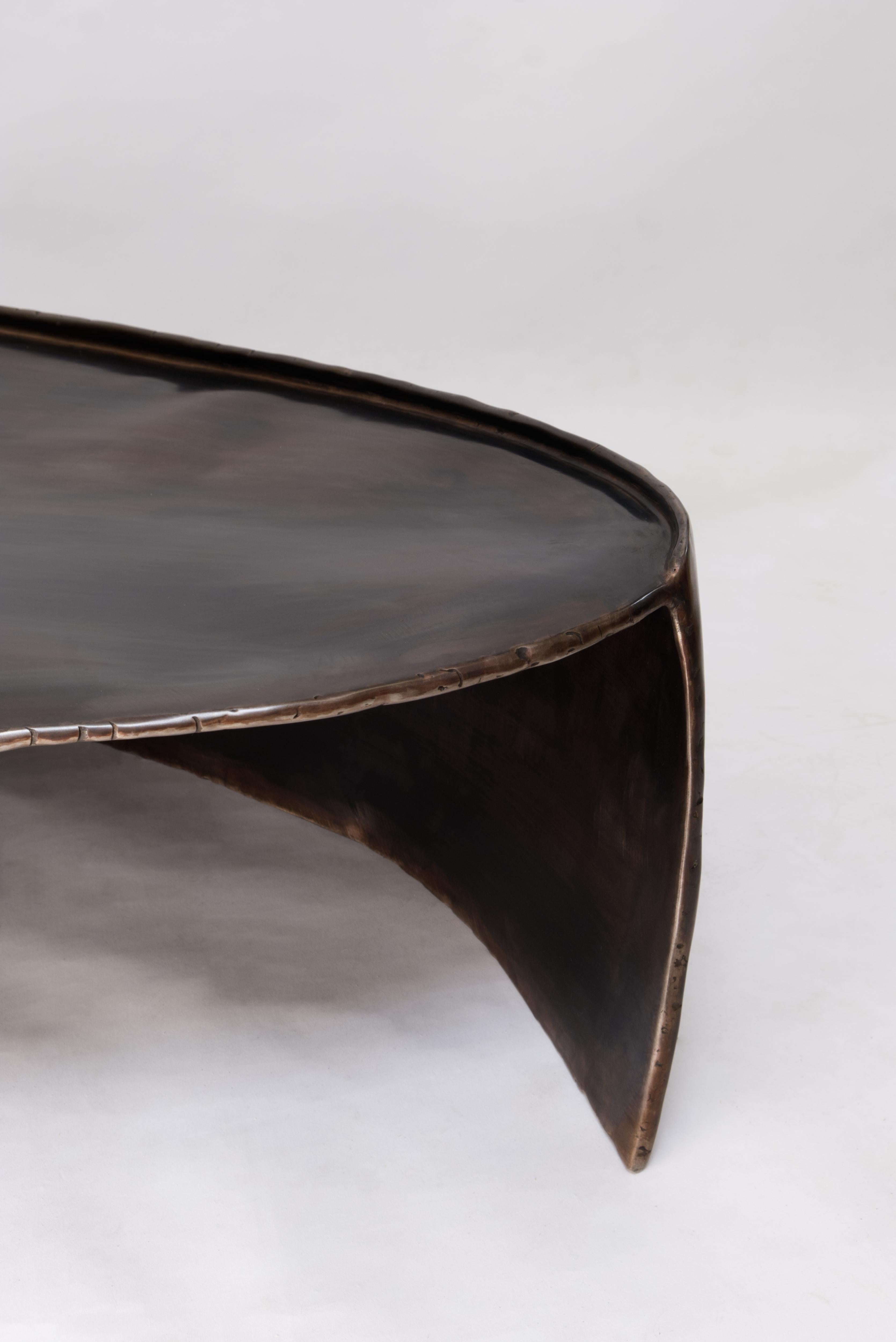 Table basse contemporaine Calle en laiton patiné avec forme organique en vente 13