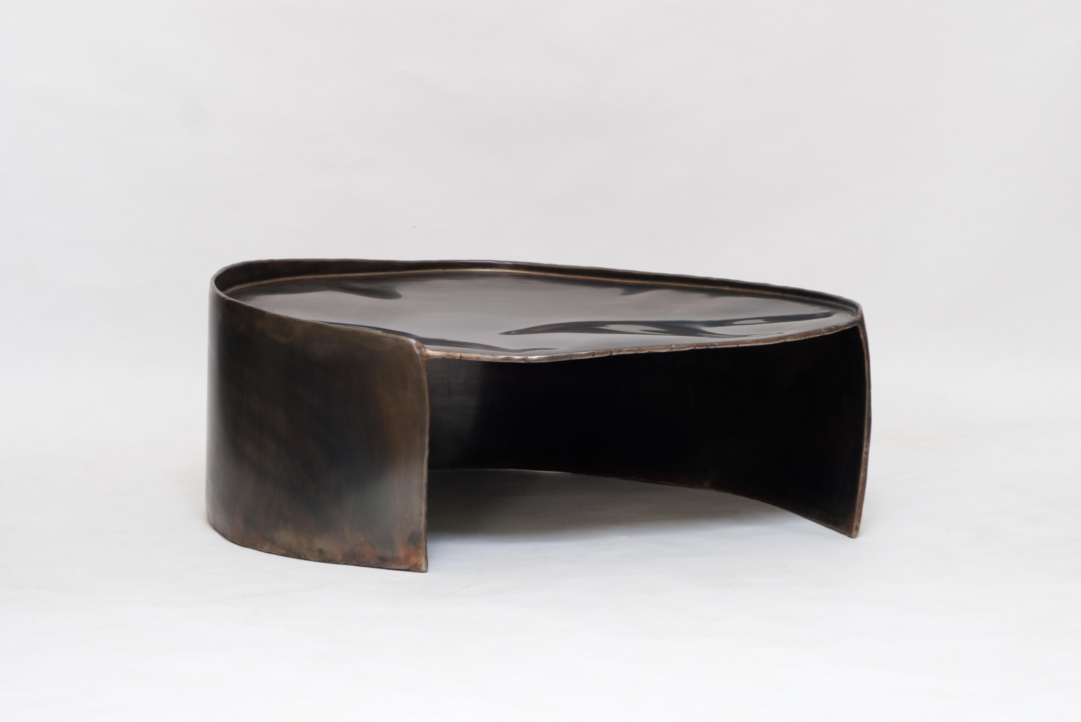 Néerlandais Table basse contemporaine Calle en laiton patiné avec forme organique en vente