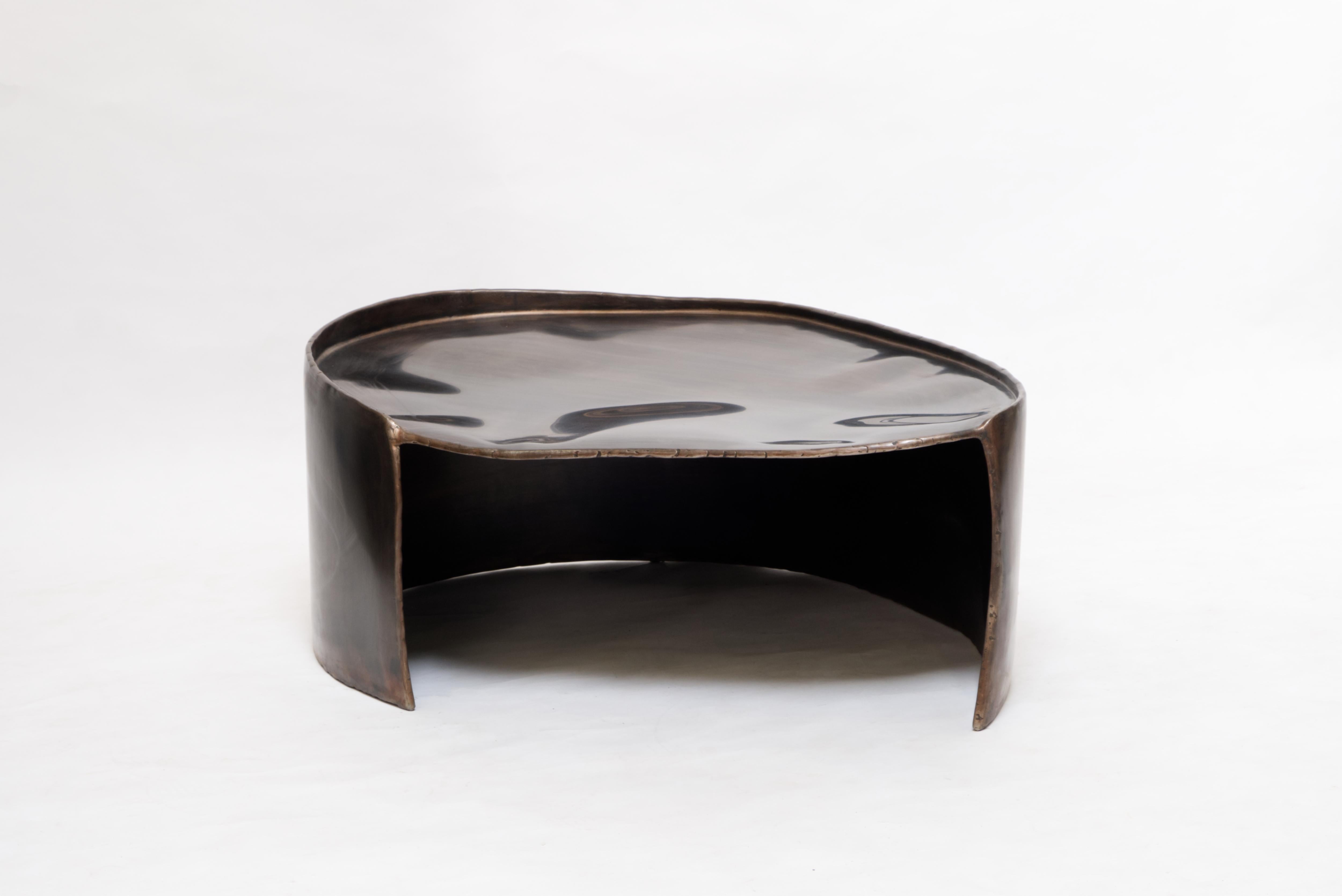 Table basse contemporaine Calle en laiton patiné avec forme organique Neuf - En vente à 1204, CH