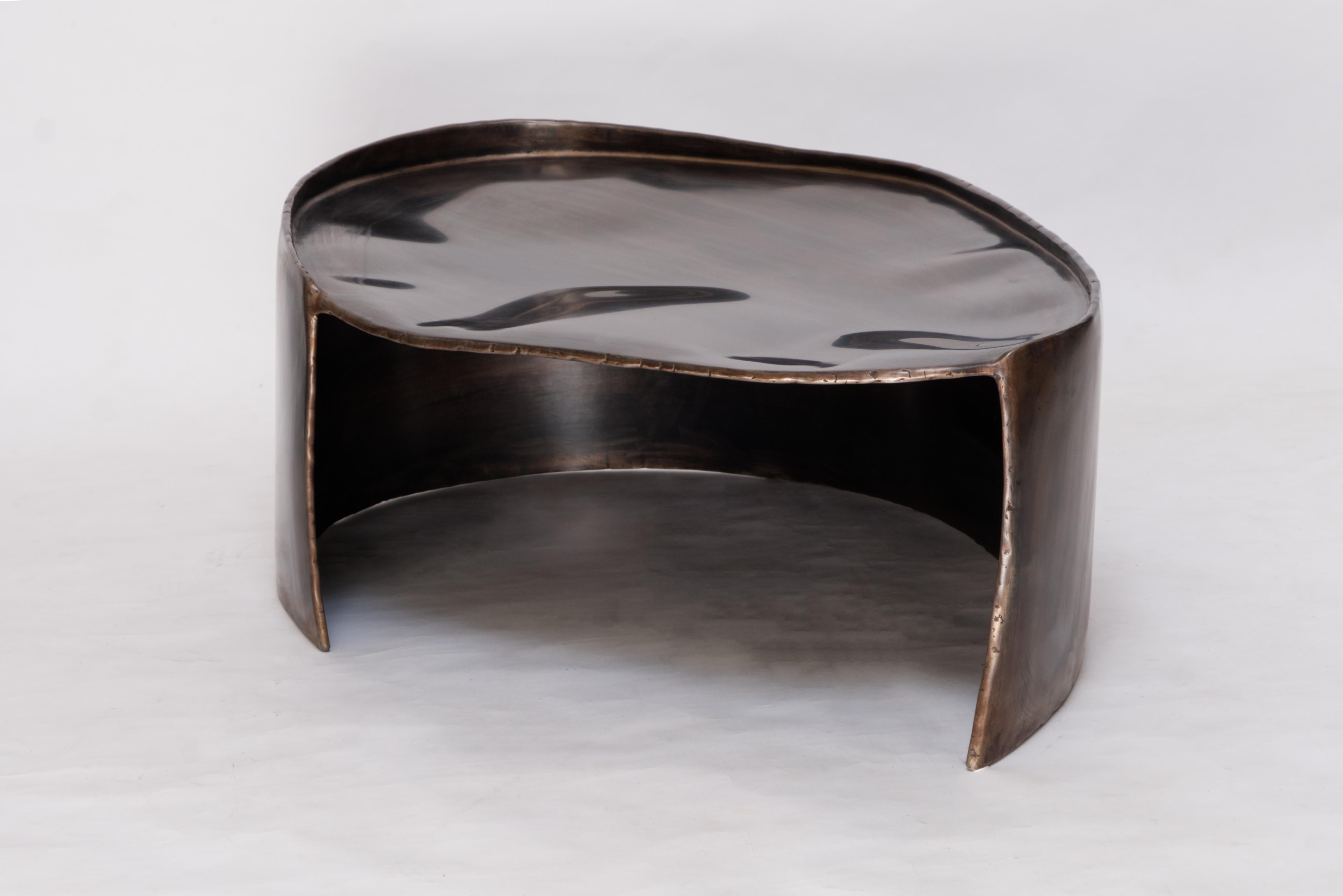 XXIe siècle et contemporain Table basse contemporaine Calle en laiton patiné avec forme organique en vente