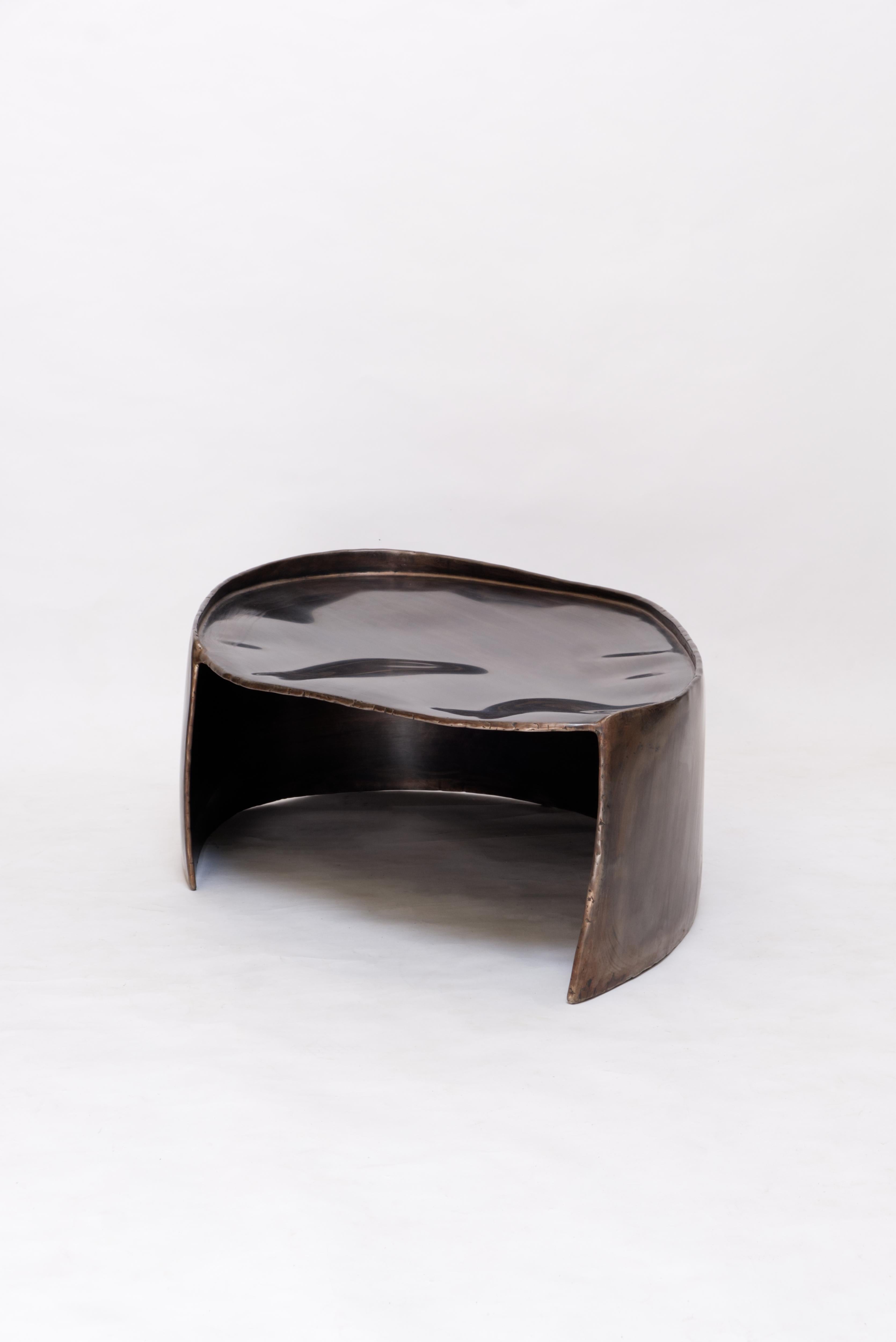 Acier Table basse contemporaine Calle en laiton patiné avec forme organique en vente