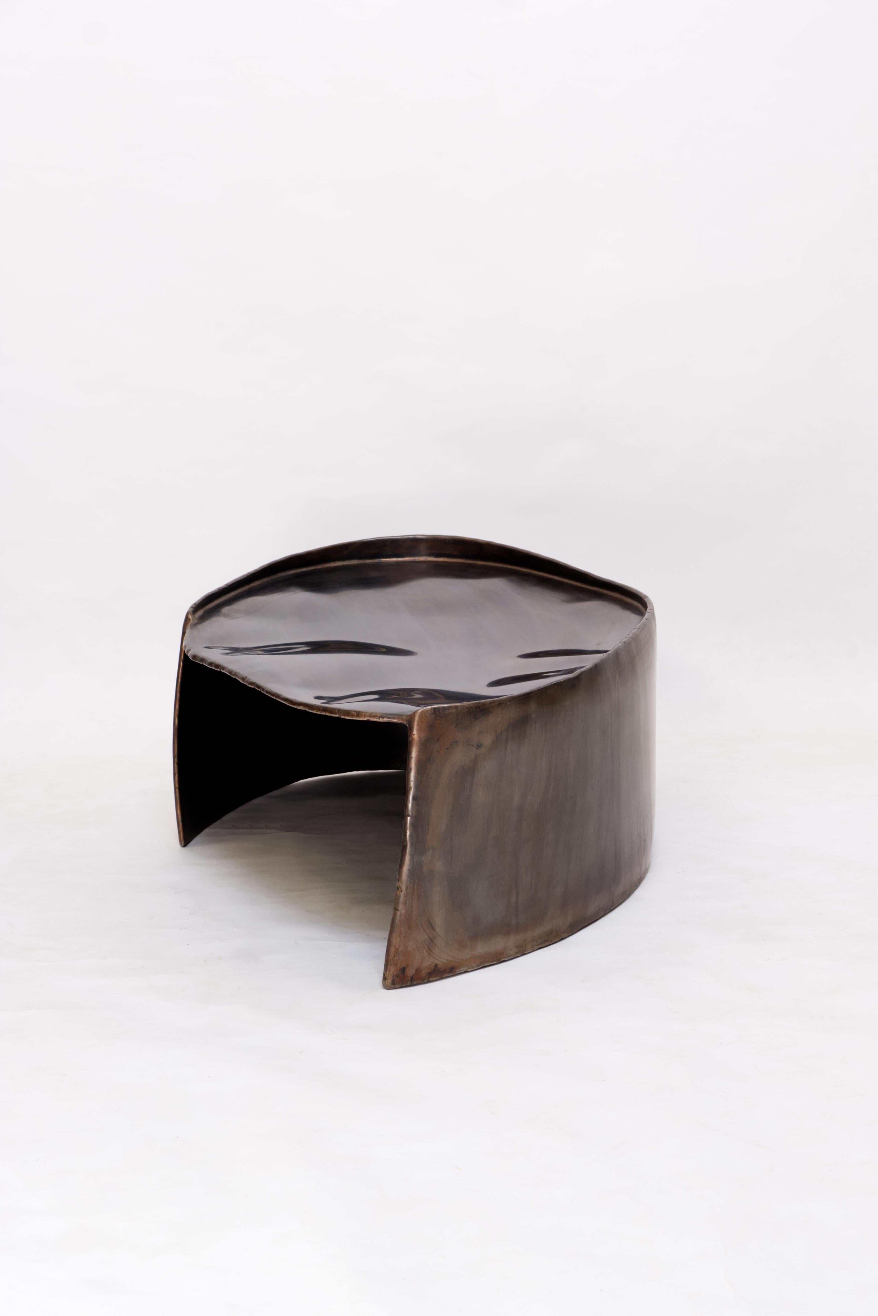 Table basse contemporaine Calle en laiton patiné avec forme organique en vente 1