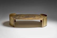 Table basse ovale contemporaine Calle en laiton patiné avec forme organique