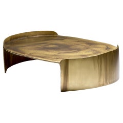 Table basse ovale contemporaine Calle en laiton patiné avec forme organique