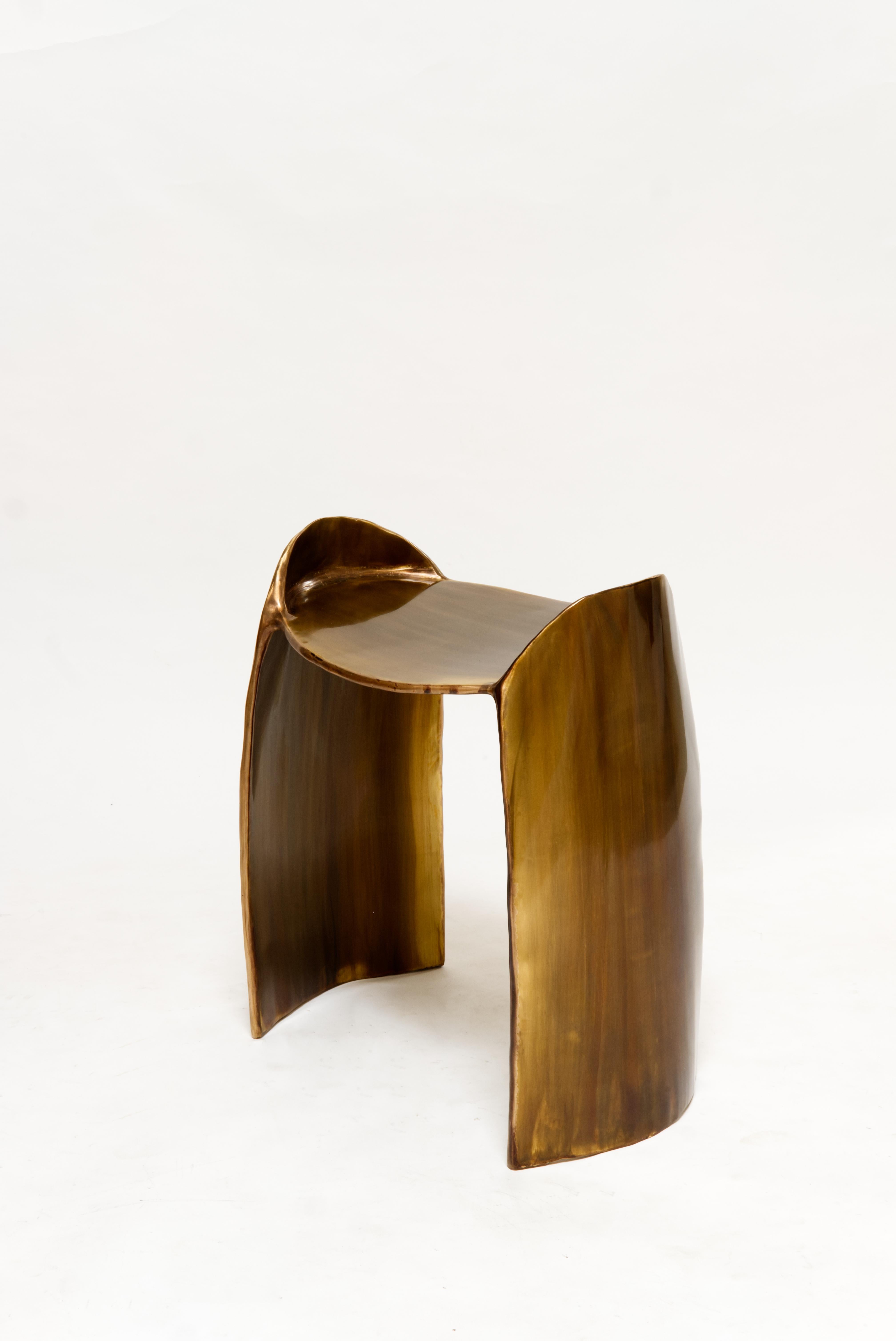 Contemporary Patinated Brass Calle stool with organic shape Neuf - En vente à 1204, CH