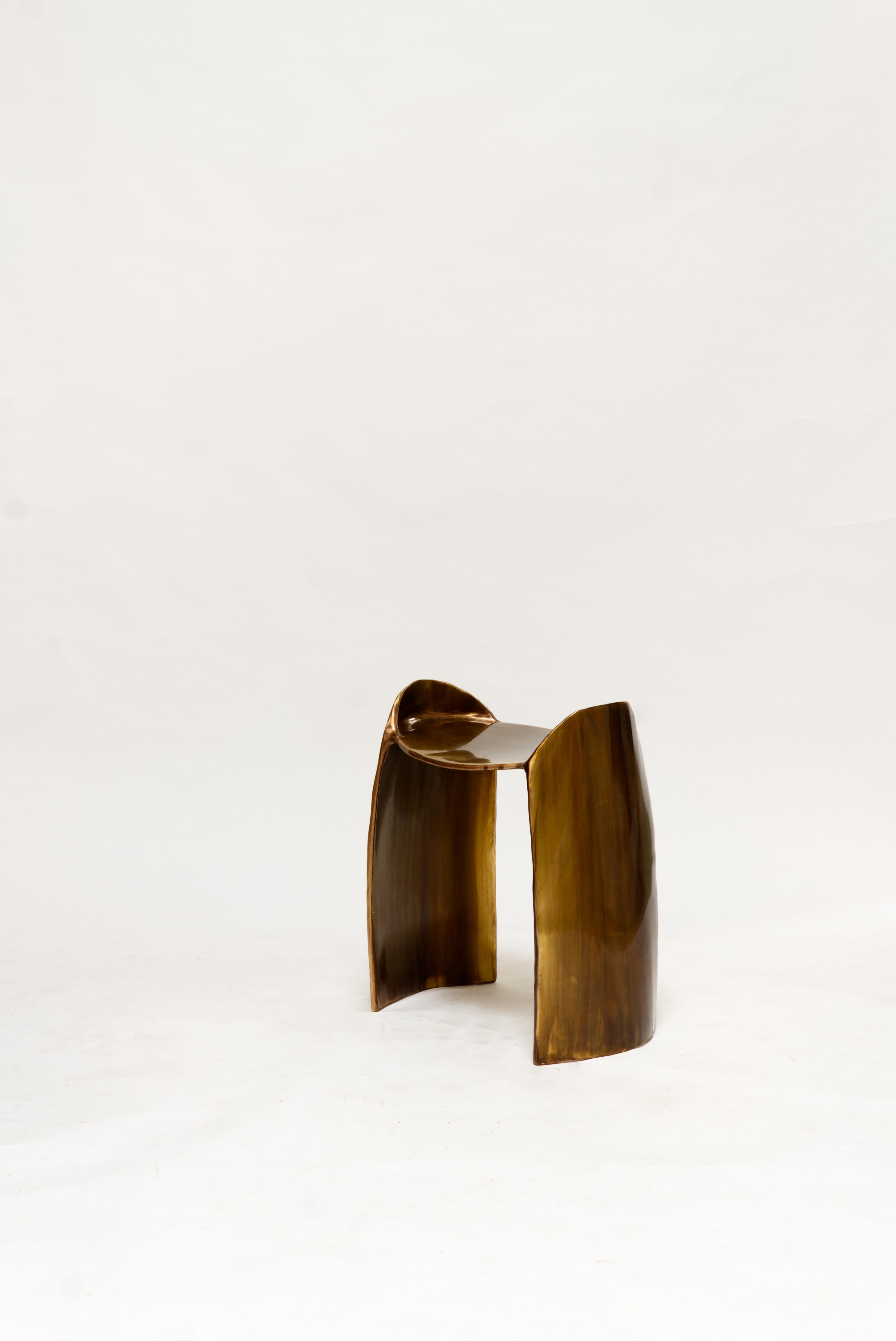 XXIe siècle et contemporain Contemporary Patinated Brass Calle stool with organic shape en vente