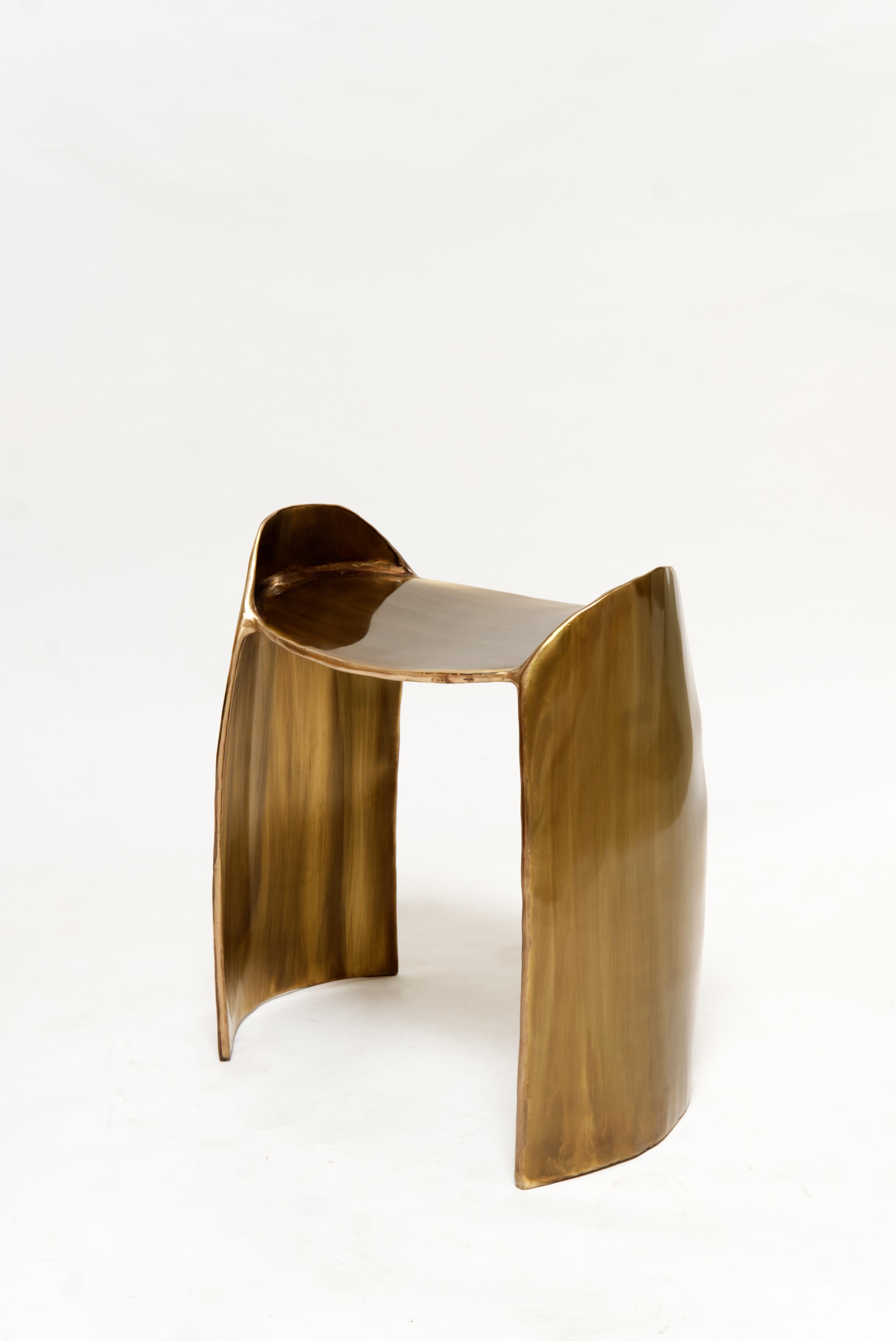 Laiton Contemporary Patinated Brass Calle stool with organic shape en vente