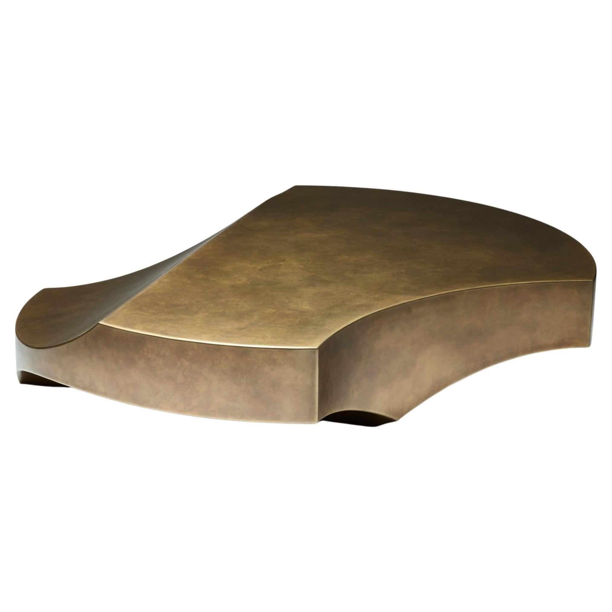 Laiton patiné contemporain - One Curve Table basse grande par Studio Narra