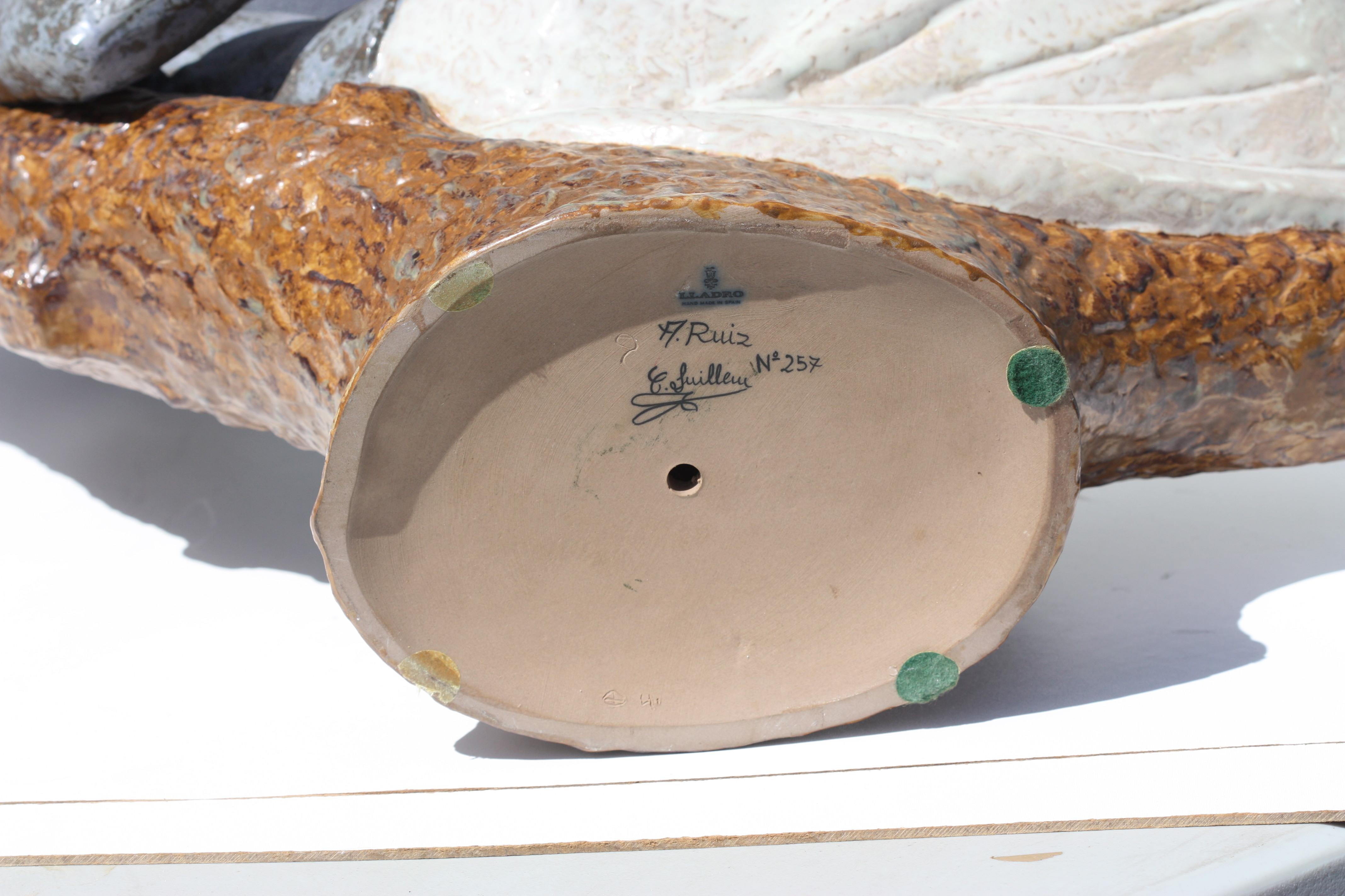 
Marineskulptur aus patinierter Bronze
Scheinbar unsigniert, zeigt fünf Rochen, die in Formation über Korallen schwimmen, schokoladenbraune Patina, auf Holzsockel.
Insgesamt, Höhe 7 in. Breite 12,5 Zoll, Tiefe 5,75 Zoll.
Condition Report
Guter