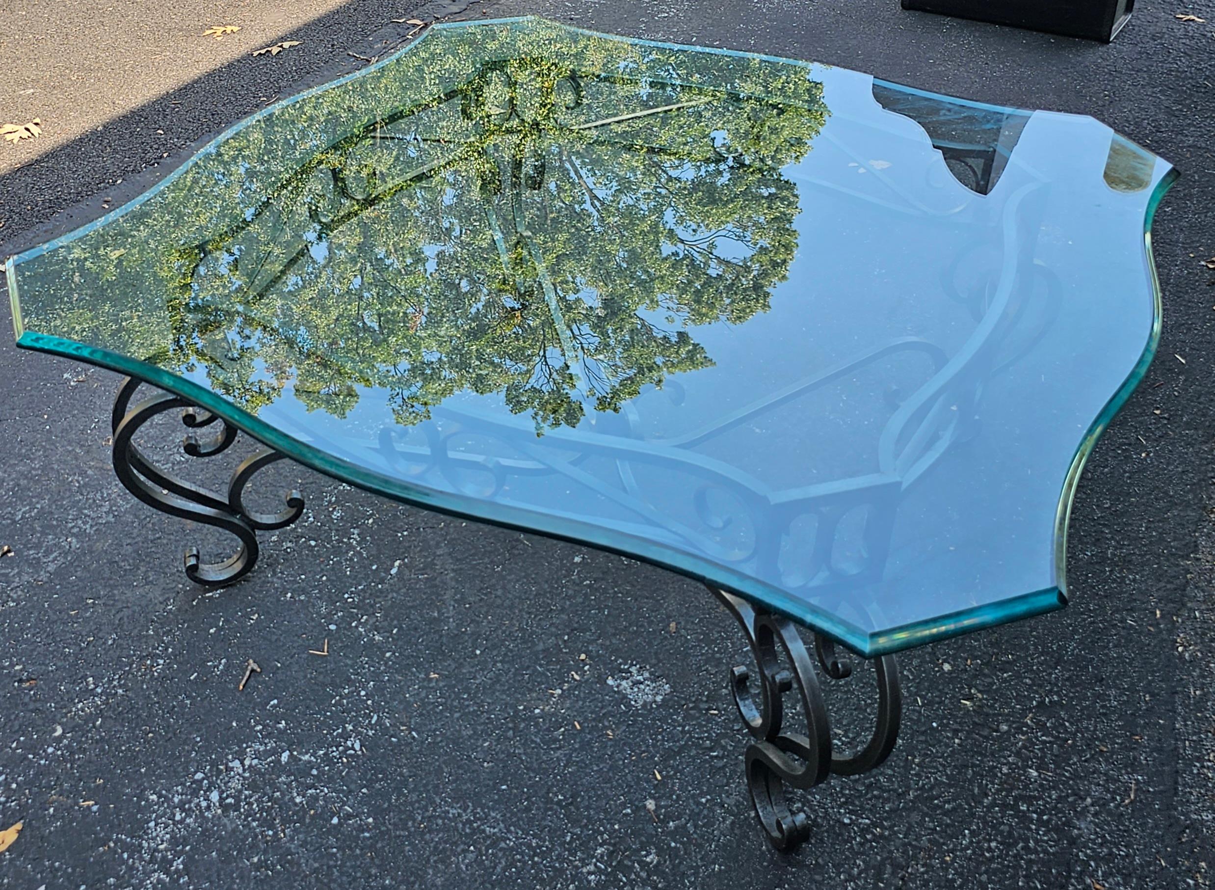 Ferronnerie Table basse contemporaine en fer patiné et plateau de verre en vente