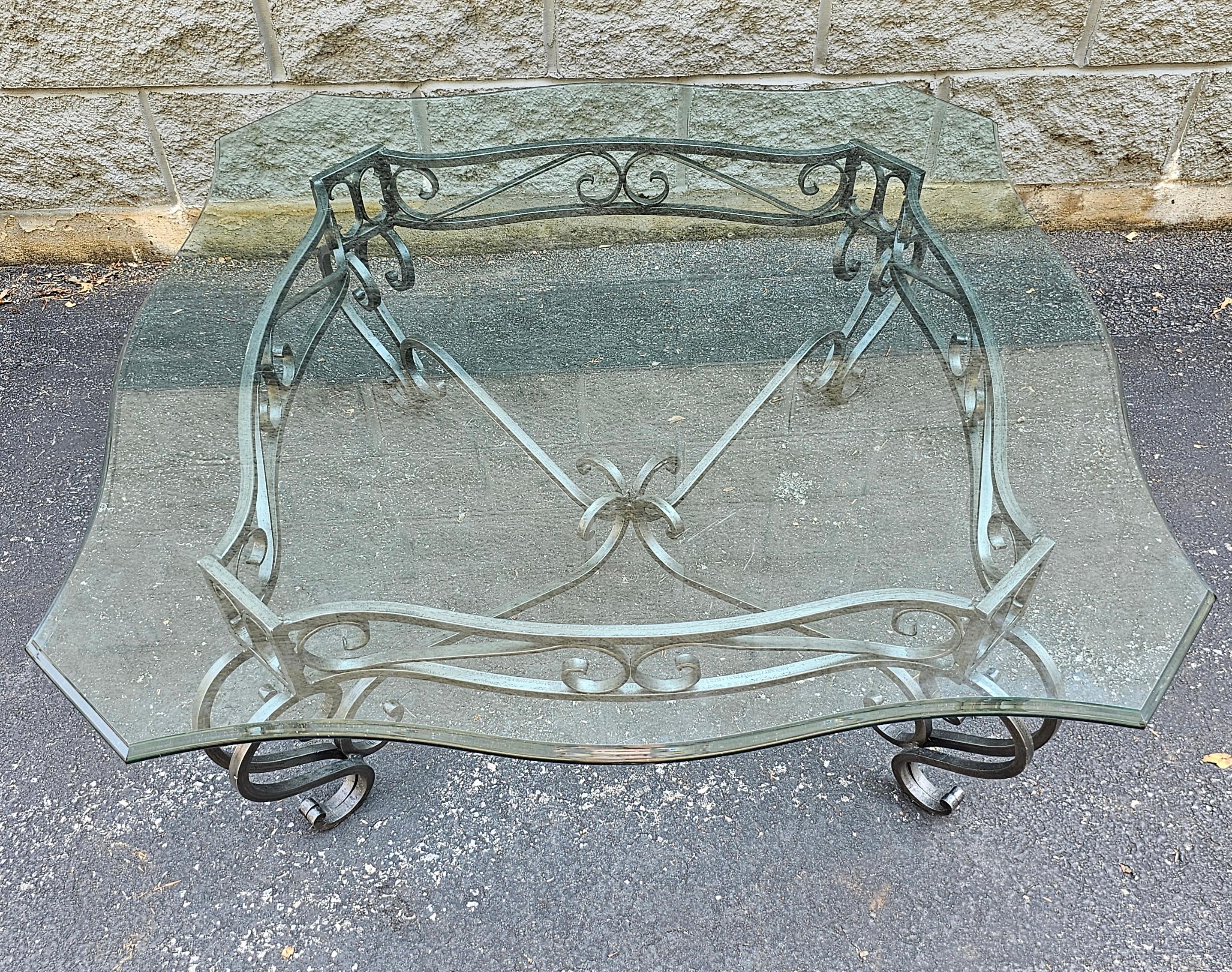 Table basse contemporaine en fer patiné et plateau de verre en vente 1