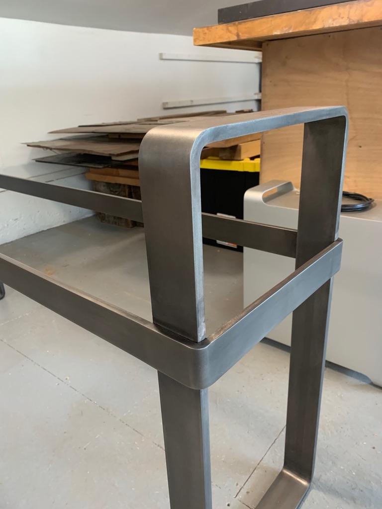 Consola contemporánea de acero inoxidable patinado con tapa de mármol de Scott Gordon en venta 8