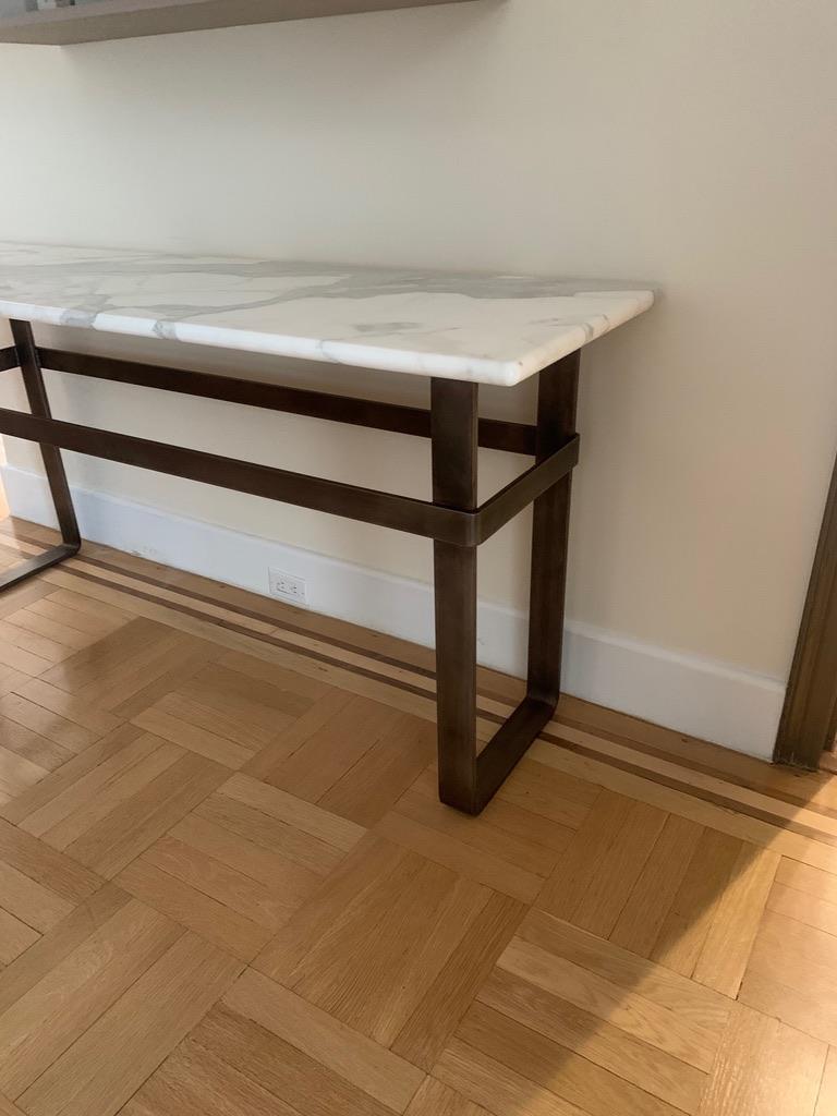 Consola contemporánea de acero inoxidable patinado con tapa de mármol de Scott Gordon en venta 11