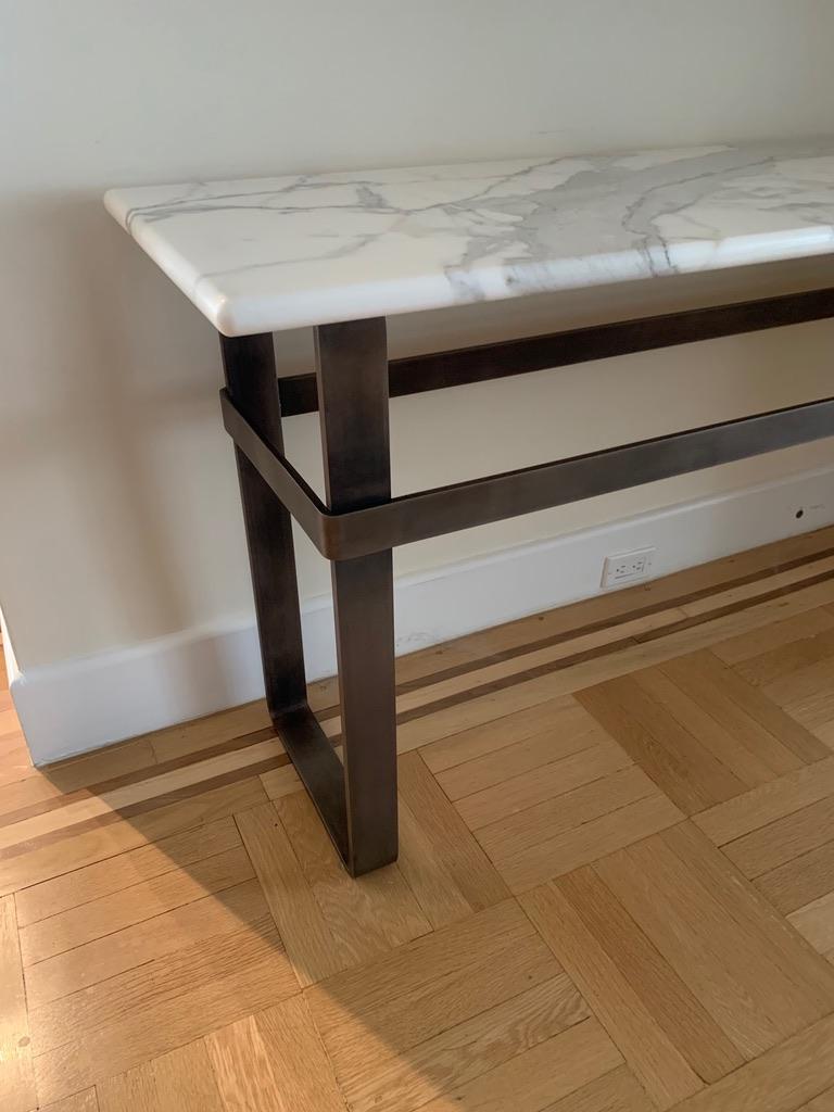 Consola contemporánea de acero inoxidable patinado con tapa de mármol de Scott Gordon Patinado en venta