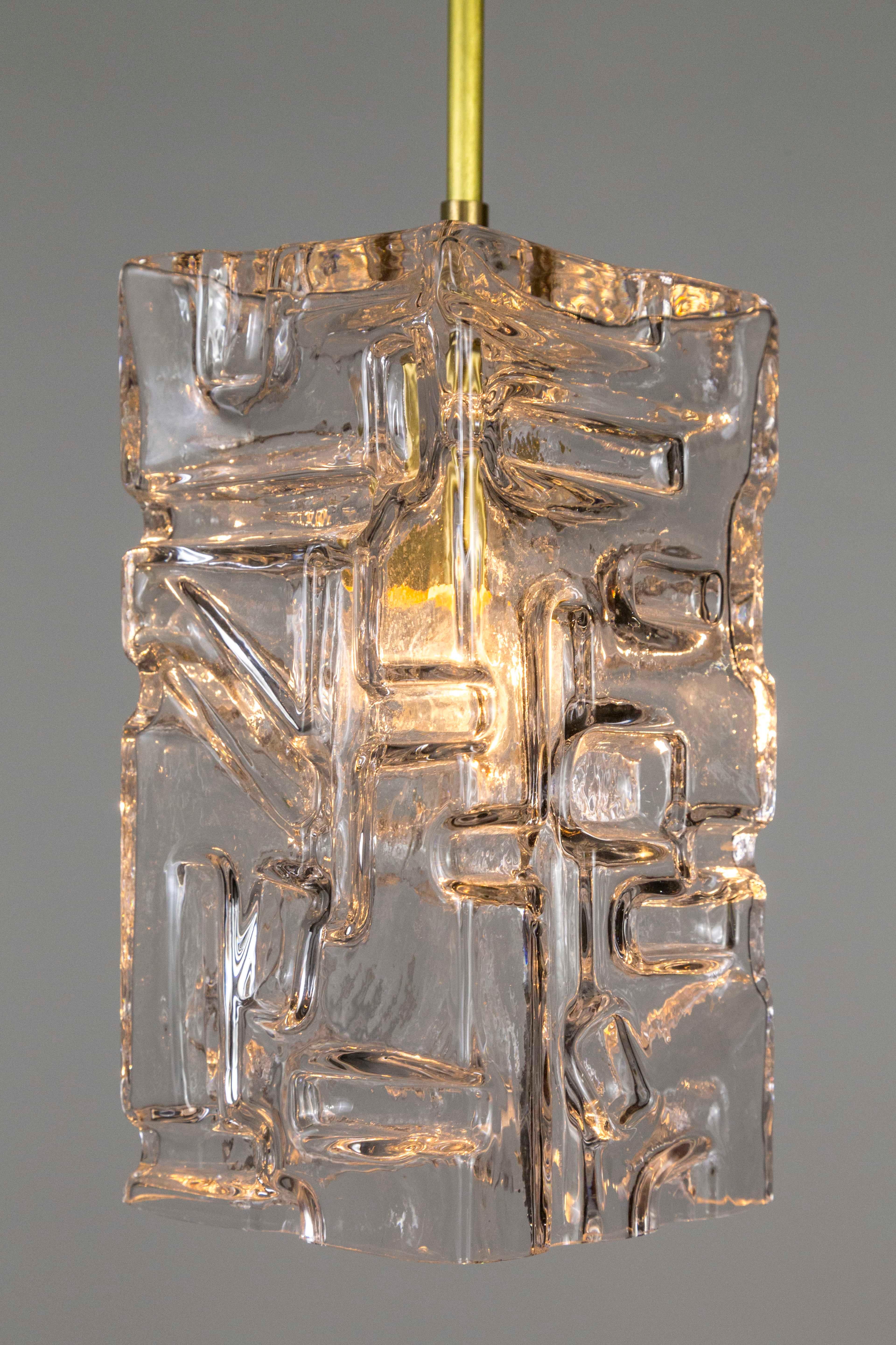 Zeitgenössische Pendelleuchte aus geformtem Glas mit Messingstiel '3 Ausführungen' im Angebot 7