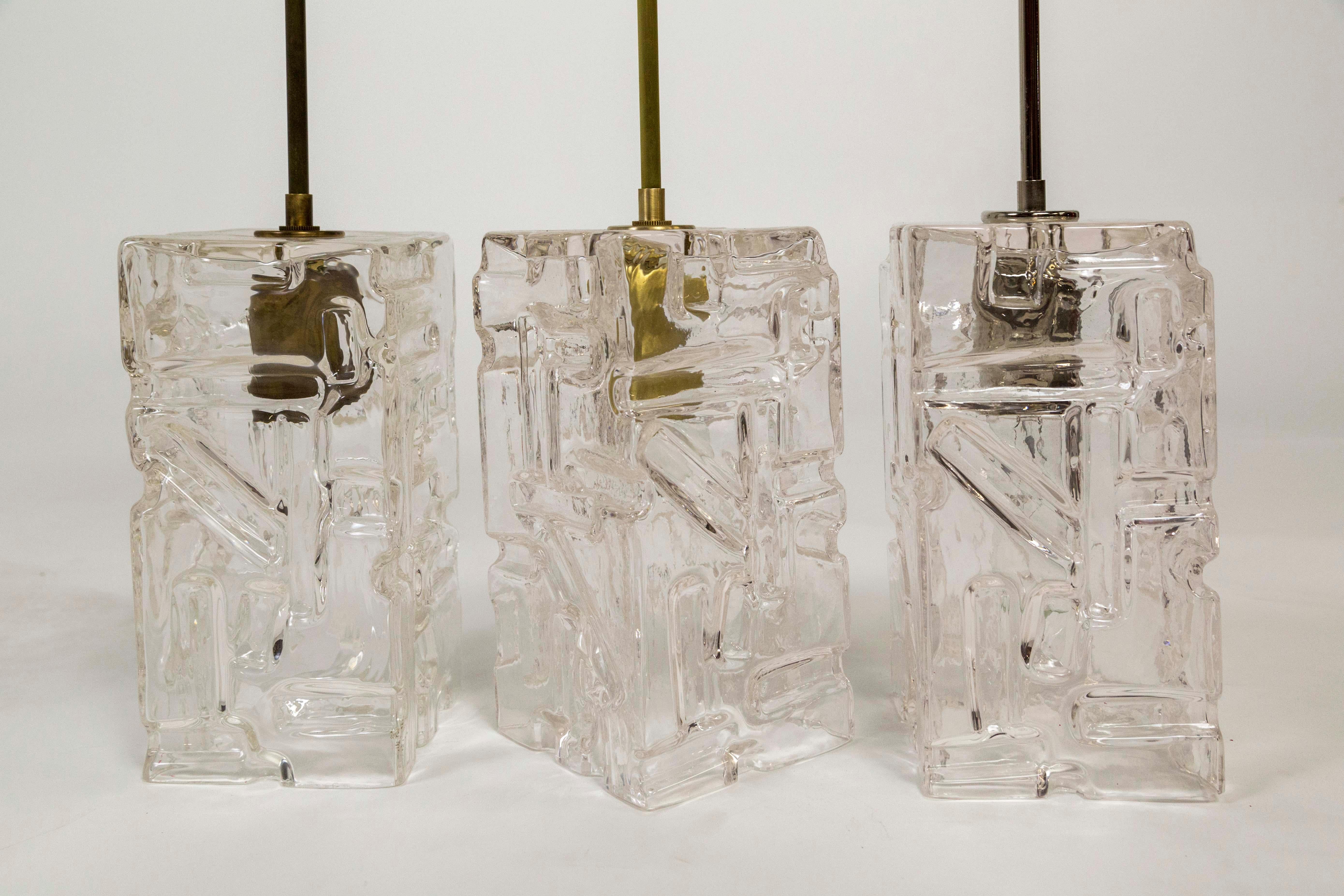 Zeitgenössische Pendelleuchte aus geformtem Glas mit Messingstiel '3 Ausführungen' im Angebot 11
