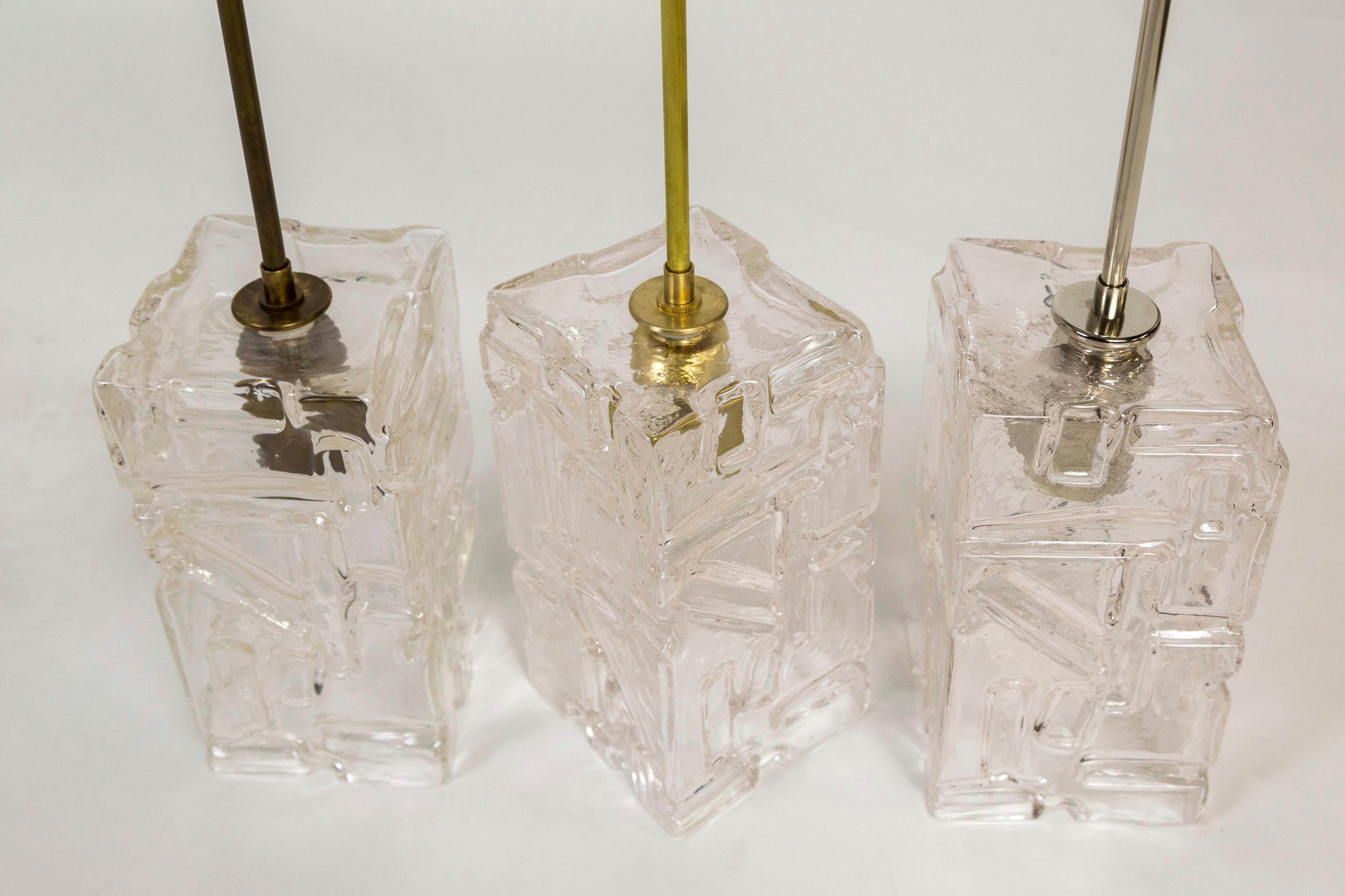 Zeitgenössische Pendelleuchte aus geformtem Glas mit Messingstiel '3 Ausführungen' im Angebot 12