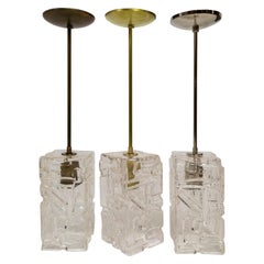 Lampe à suspension contemporaine en verre moulé à motifs avec tige en laiton « 3 finitions »