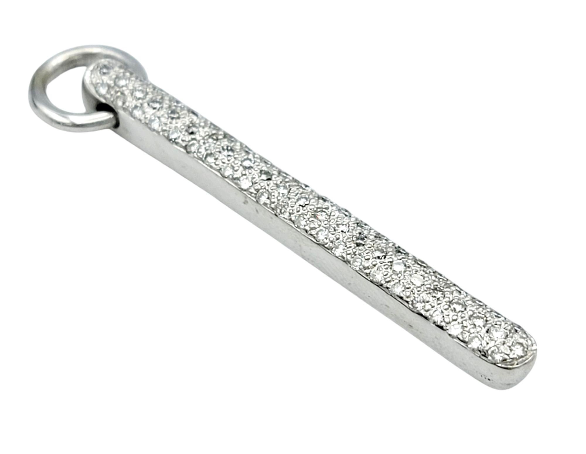 Elegante e sofisticato, questo pendente a barra verticale con pavé di diamanti in oro bianco 14 carati è l'epitome dell'eleganza moderna. Una sottile e lucente barra d'oro bianco funge da tela perfetta per un'abbagliante serie di diamanti