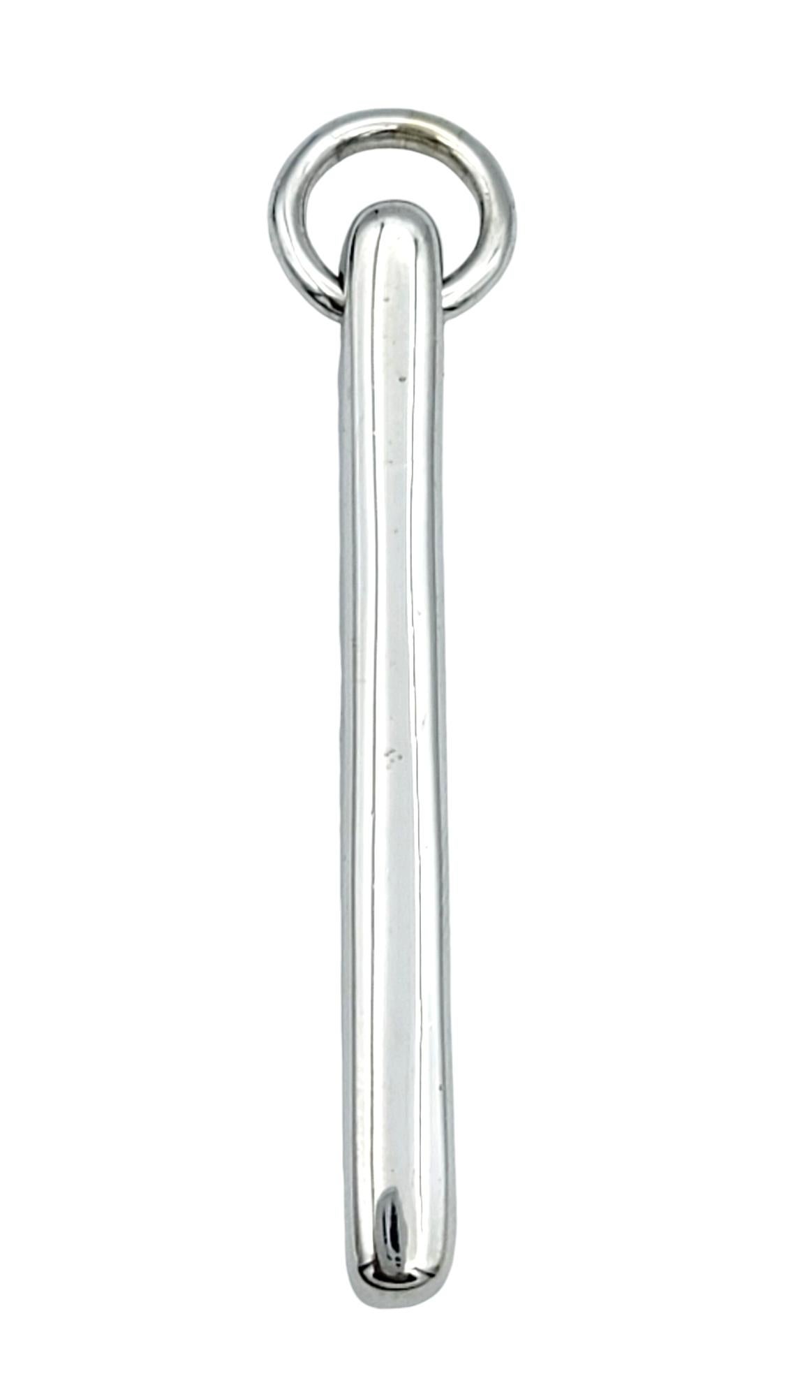 Contemporaneo Ciondolo a barra verticale con diamante pavé contemporaneo in oro bianco lucido 14 carati in vendita