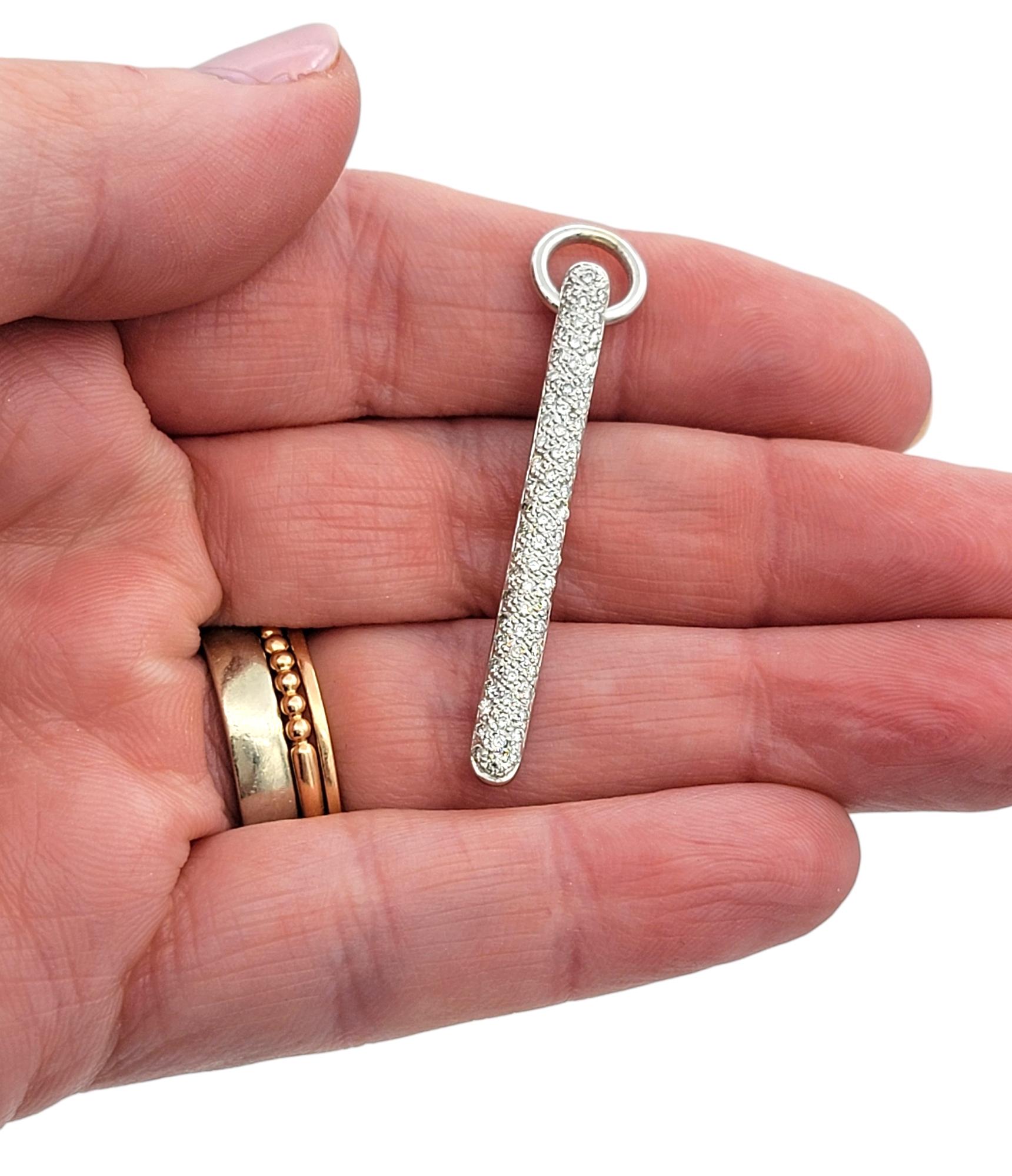 Taglio rotondo Ciondolo a barra verticale con diamante pavé contemporaneo in oro bianco lucido 14 carati in vendita