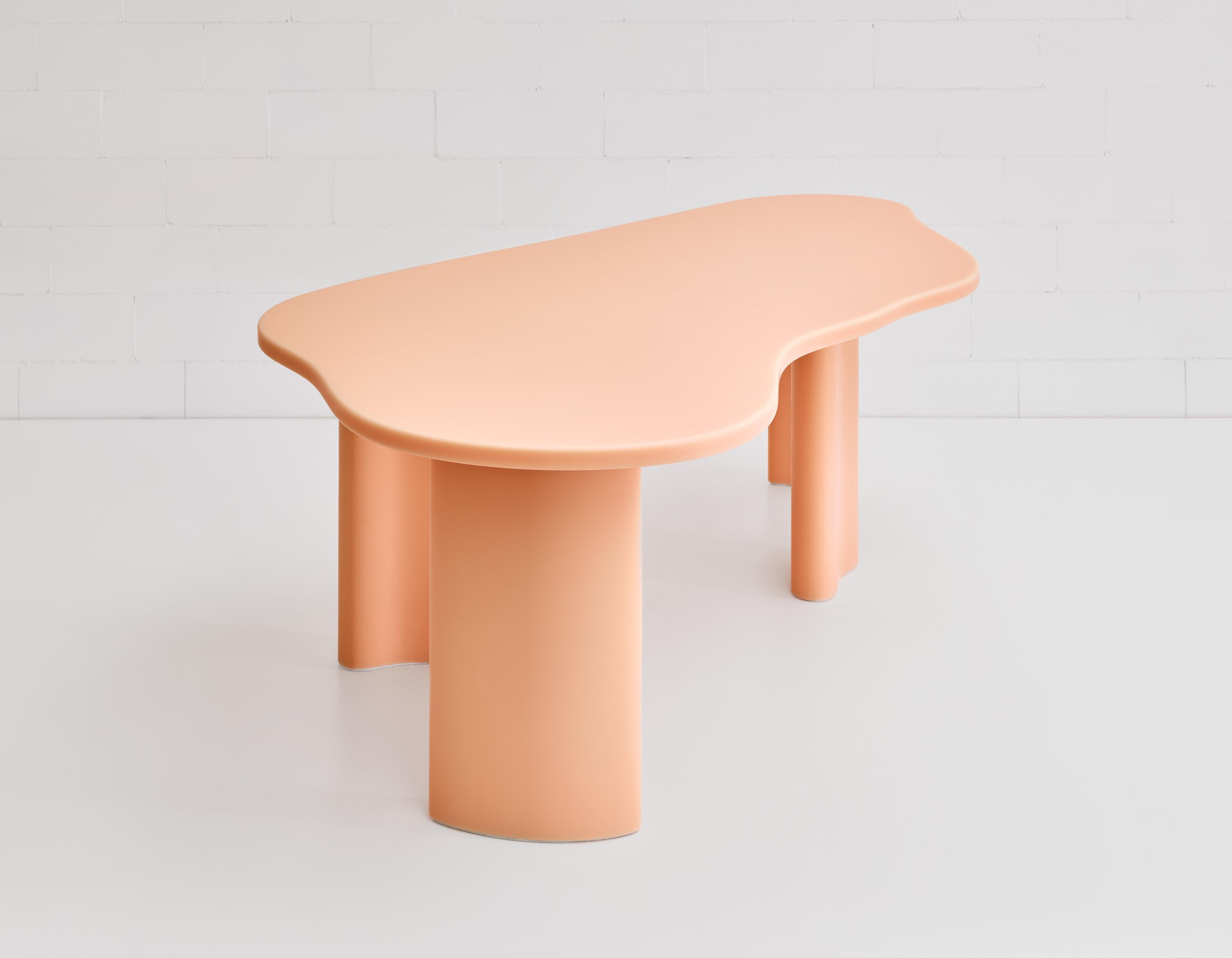 Table de salle à manger contemporaine en résine pêche organique laya en vente 3