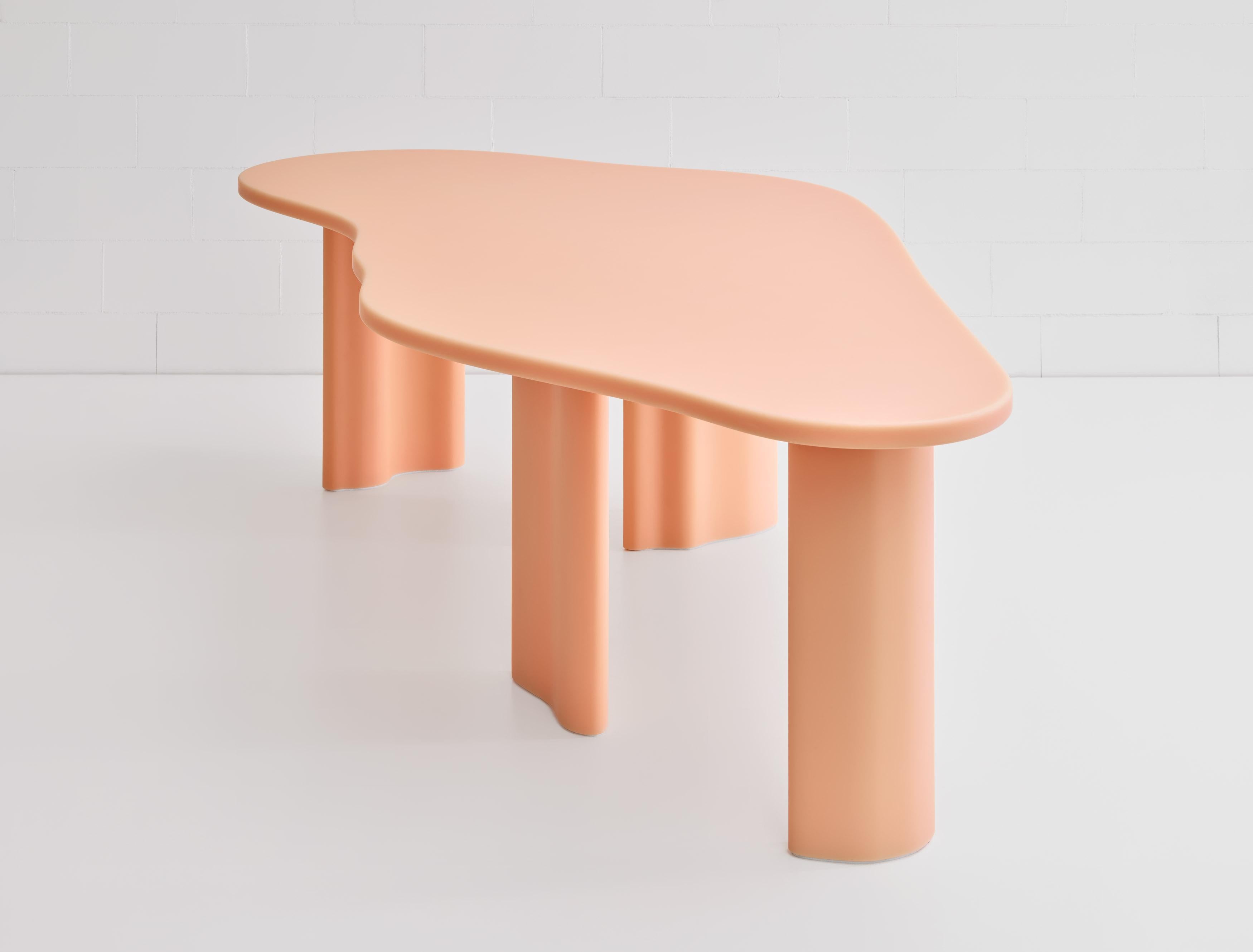 Table de salle à manger contemporaine en résine pêche organique laya en vente 4