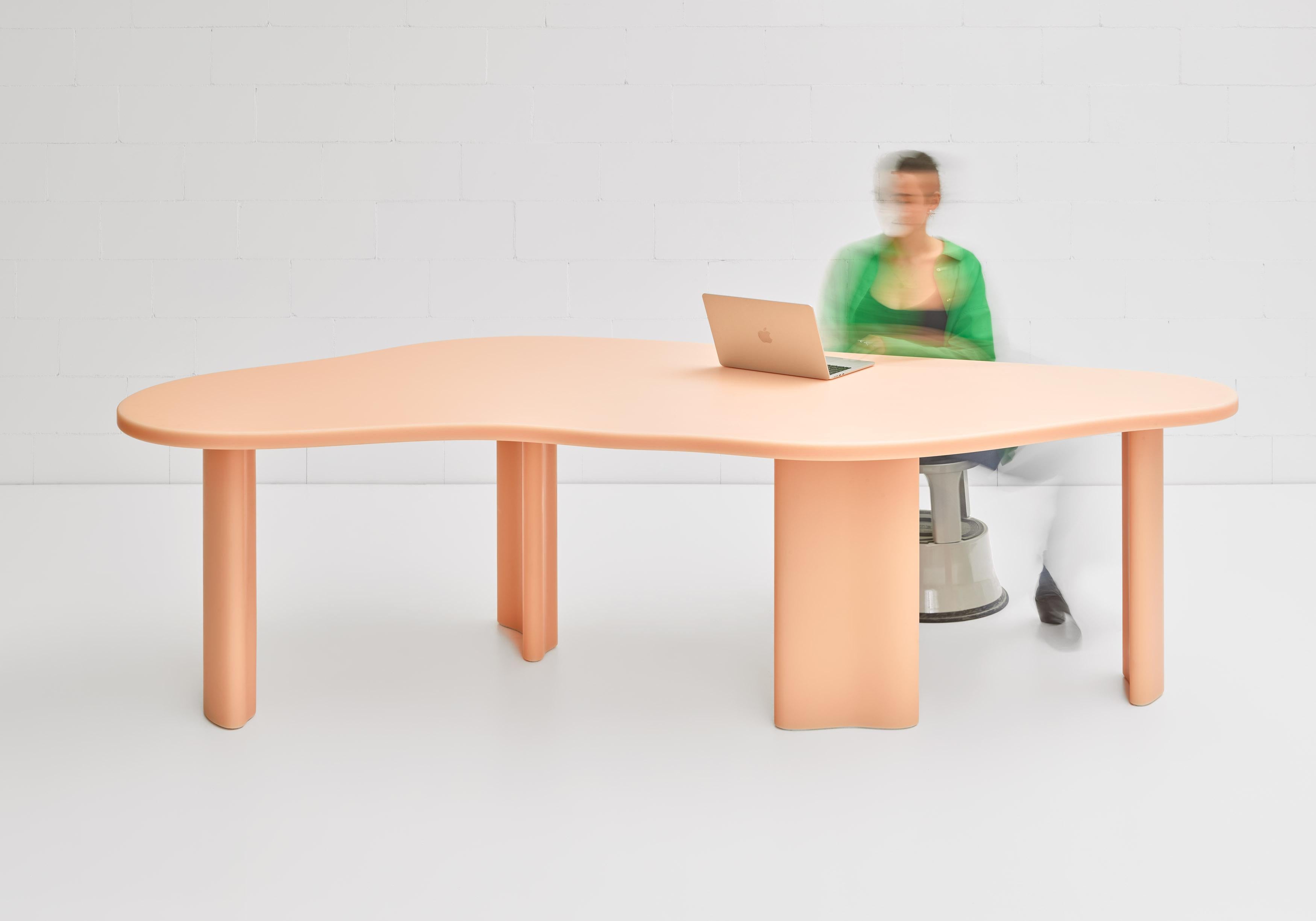Table de salle à manger contemporaine en résine pêche organique laya Neuf - En vente à 1204, CH