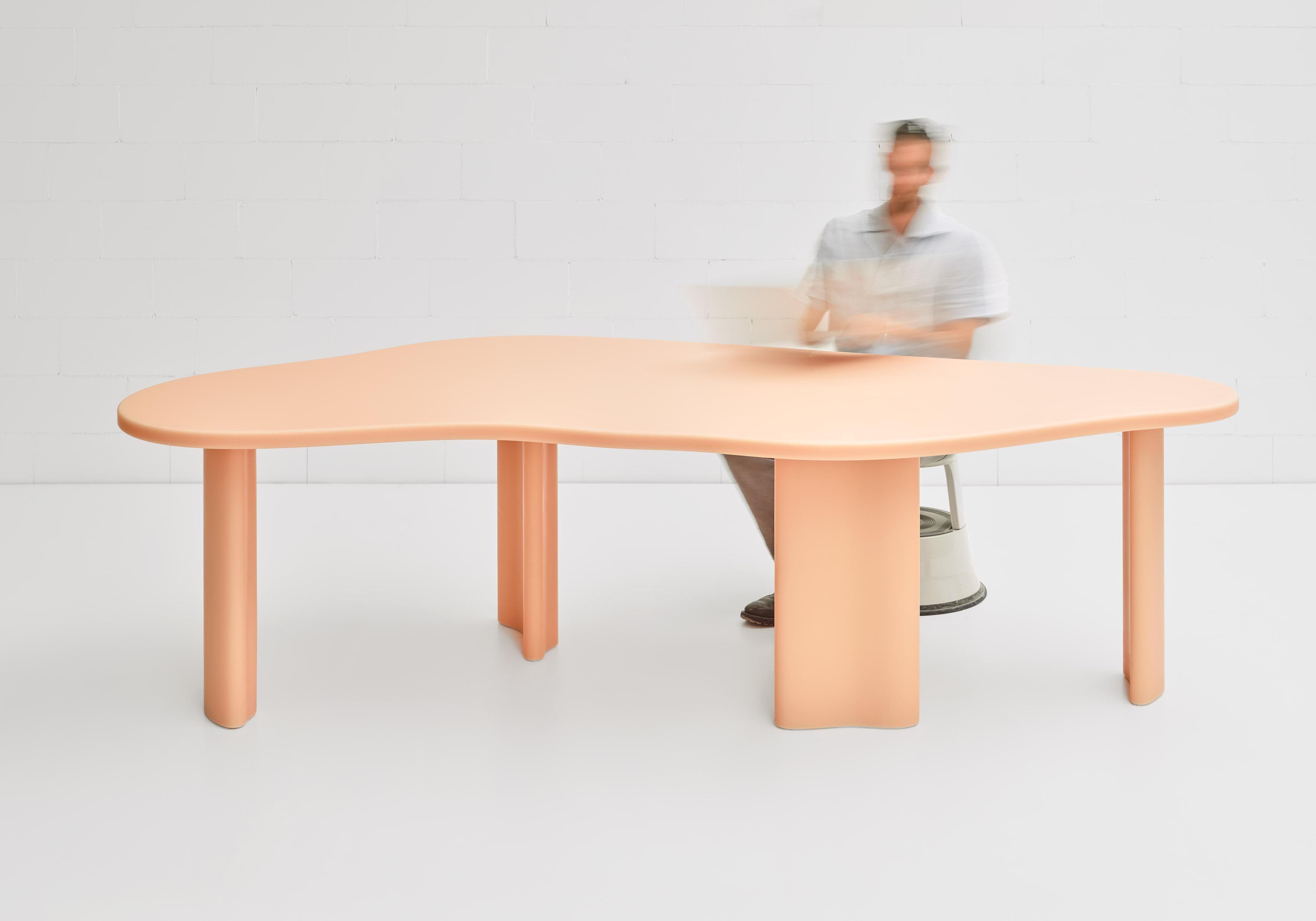 XXIe siècle et contemporain Table de salle à manger contemporaine en résine pêche organique laya en vente