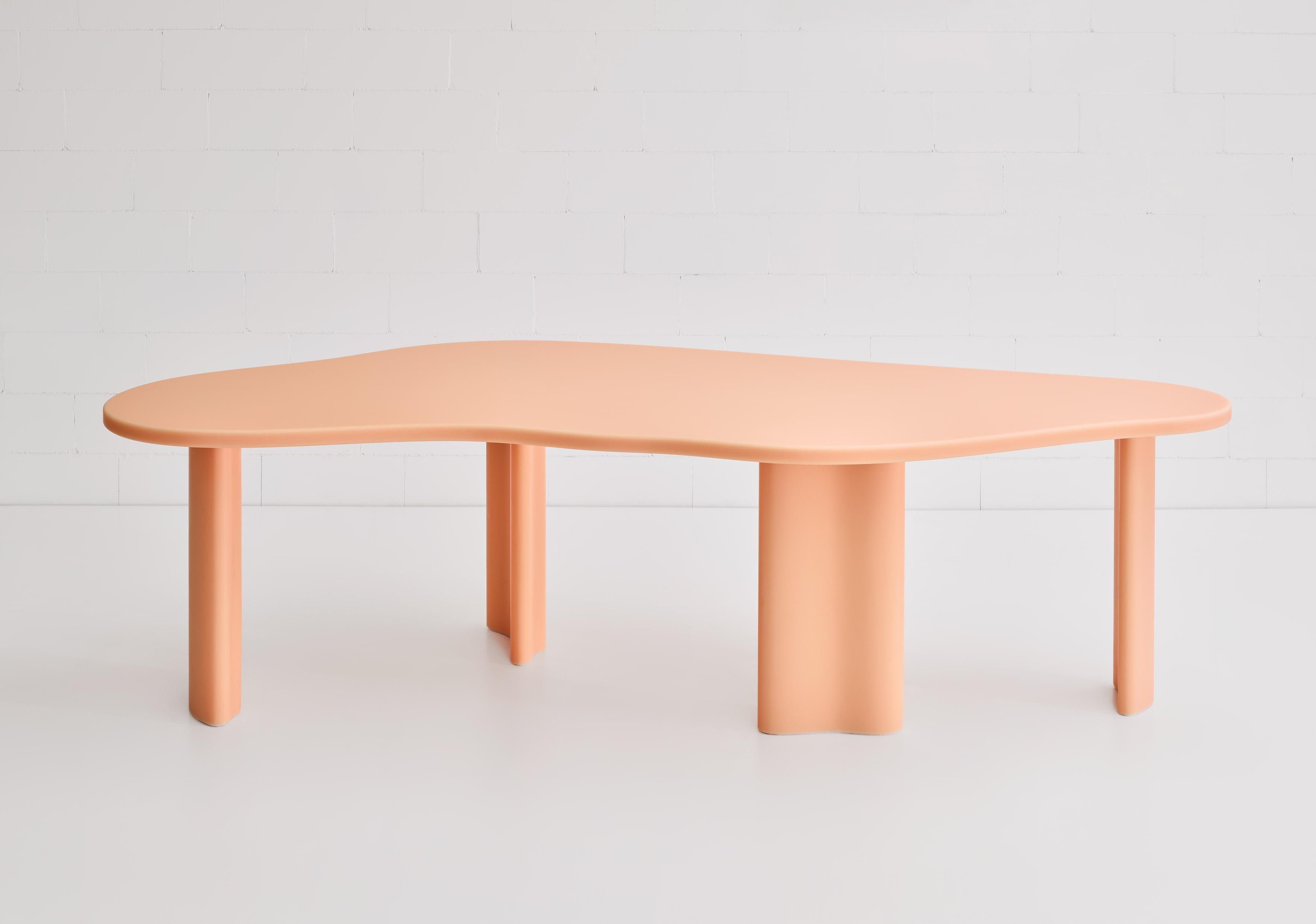 Table de salle à manger contemporaine en résine pêche organique laya en vente 1