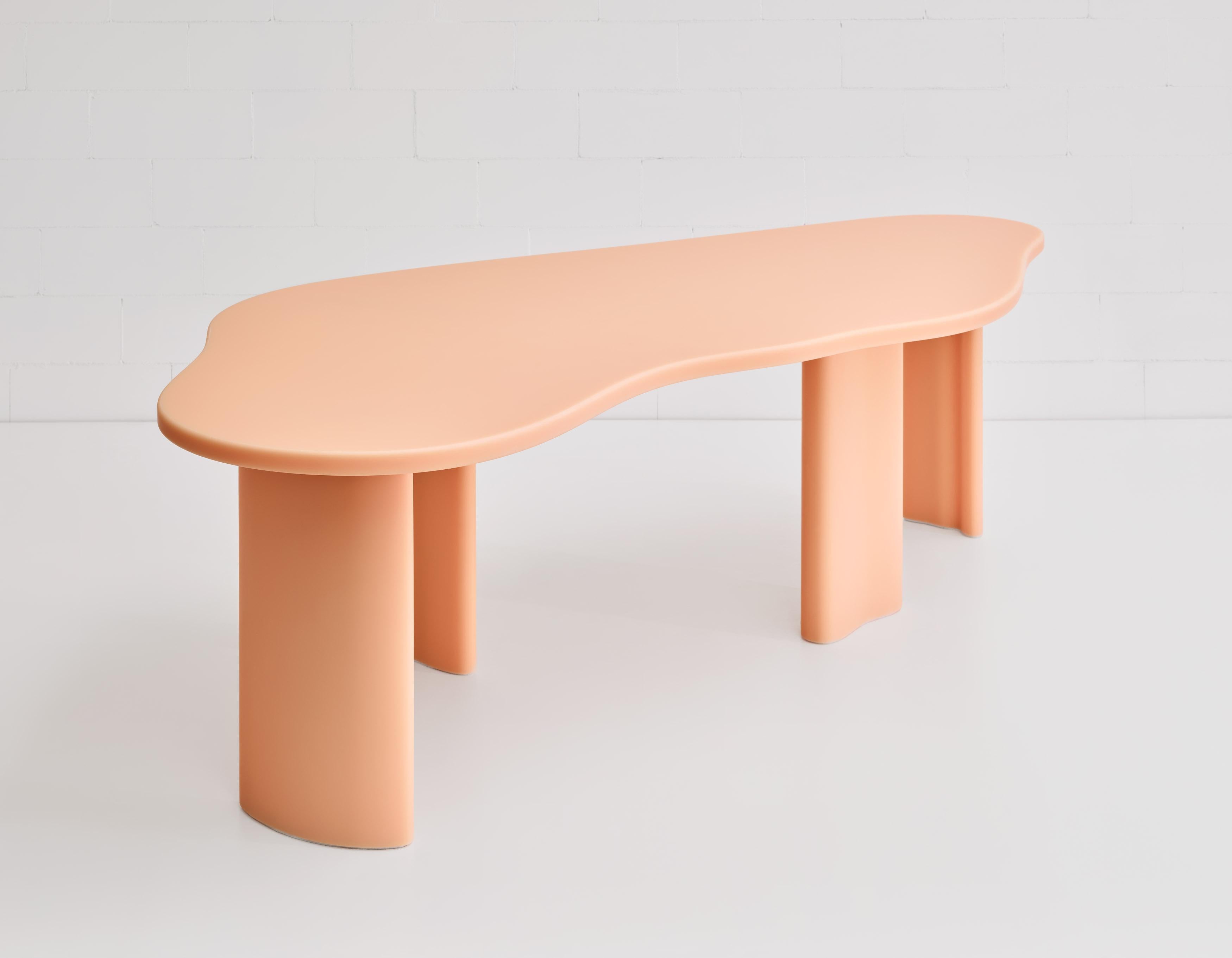 Table de salle à manger contemporaine en résine pêche organique laya en vente 2