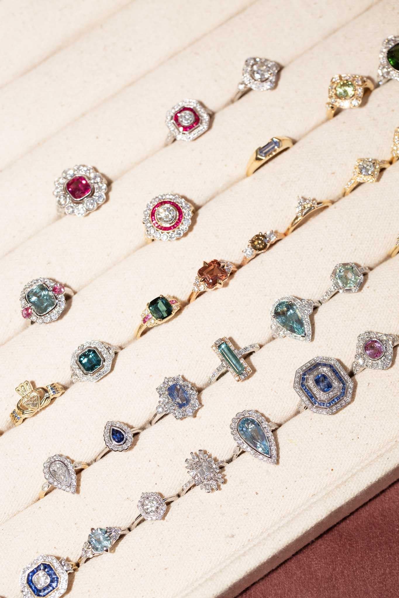 Anello impilabile con diamanti taglio a pera in oro 18 carati in vendita 1