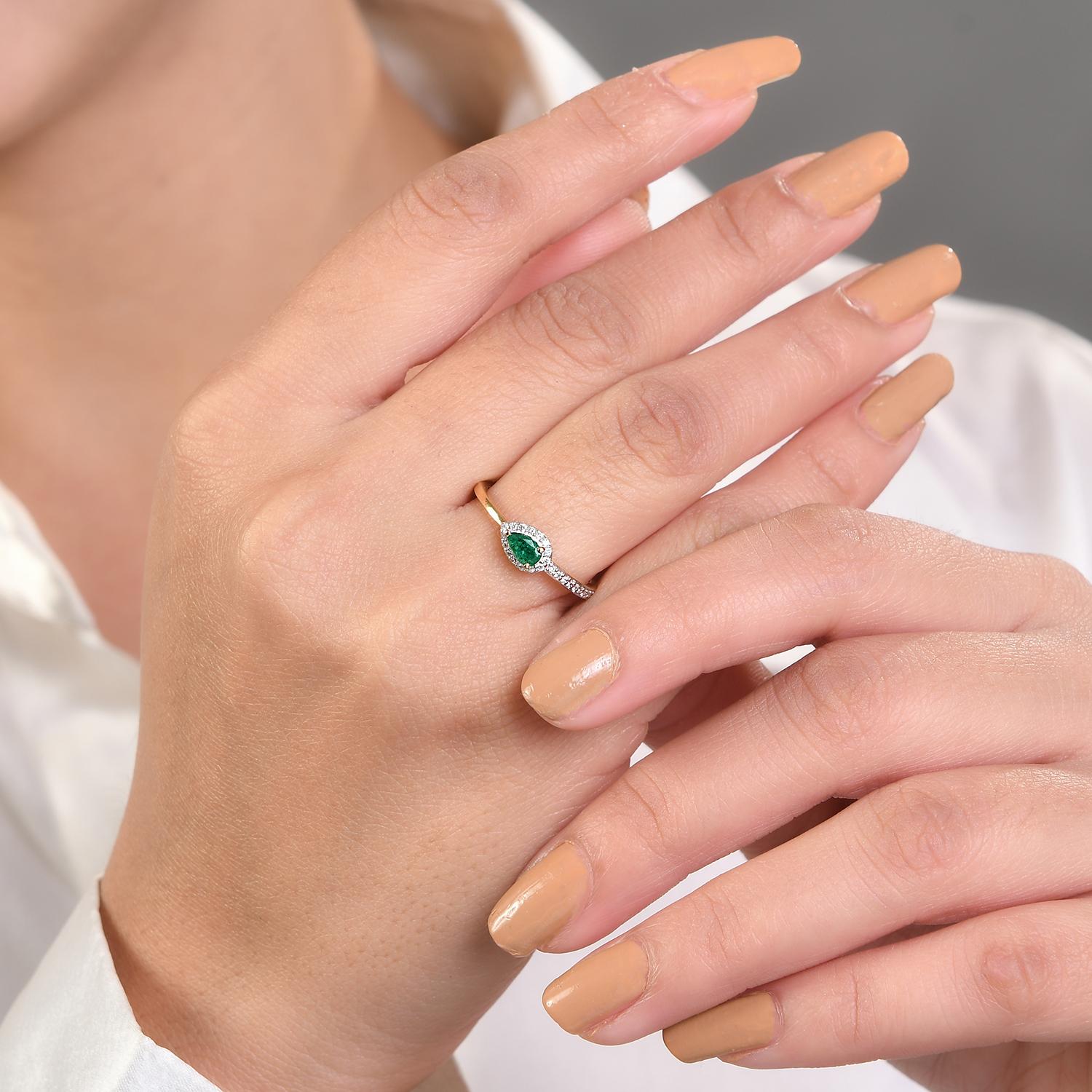 Im Angebot: Contemporary Pear-Cut Emerald Diamond Wedding Ring in 18k massivem Weißgold () 4