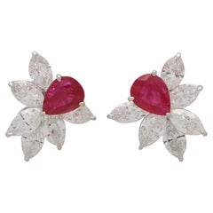 Boucles d'oreilles contemporaines en platine avec rubis poire et diamants en grappe