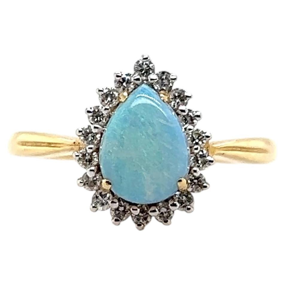 Ópalo en forma de pera contemporáneo con halo de diamantes, en oro amarillo de 14k