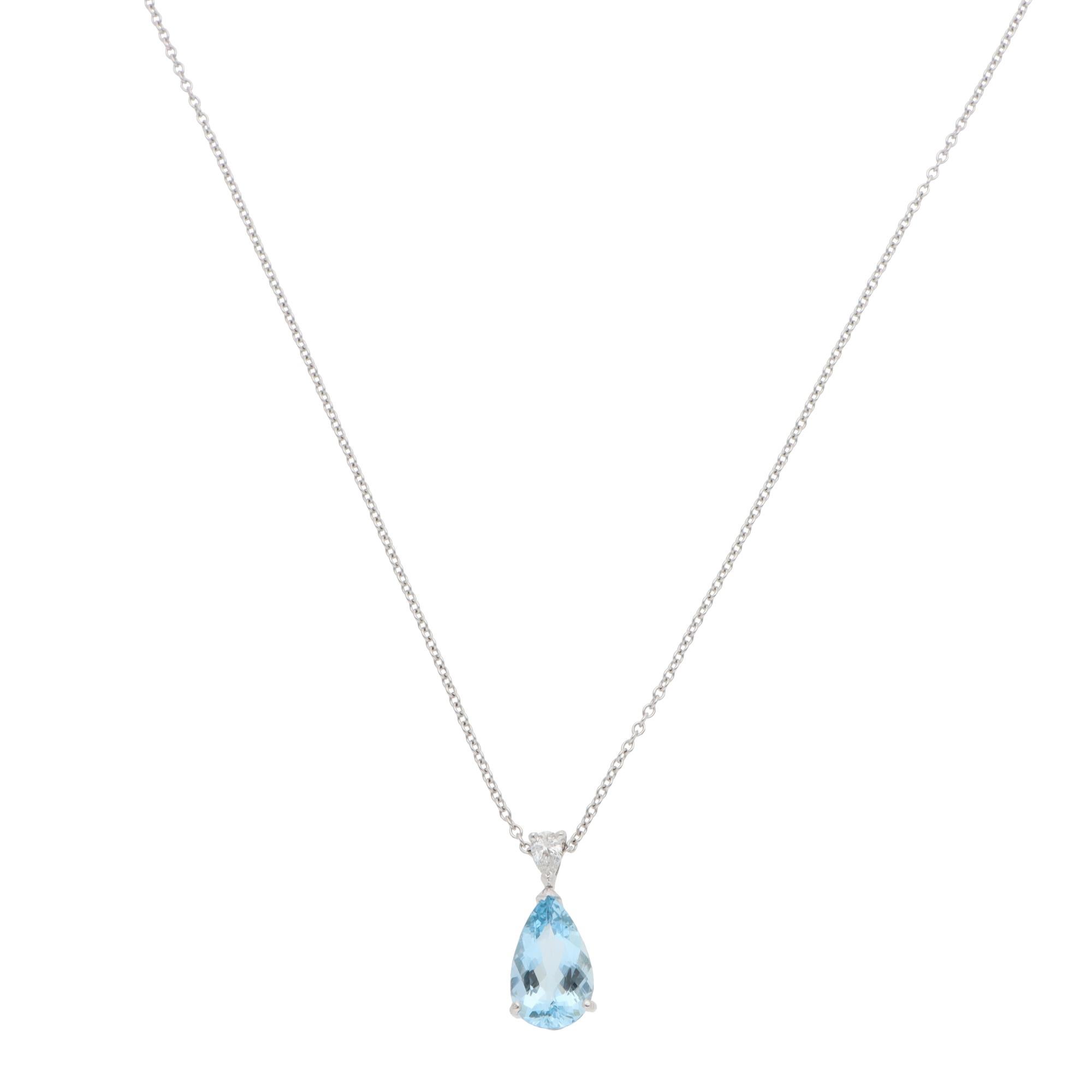 Precioso collar colgante contemporáneo de aguamarina y diamantes engastado en oro blanco de 18 quilates.

El colgante se compone de un diamante en forma de pera seguido de una aguamarina más grande en forma de pera. Ambos están firmemente engastados