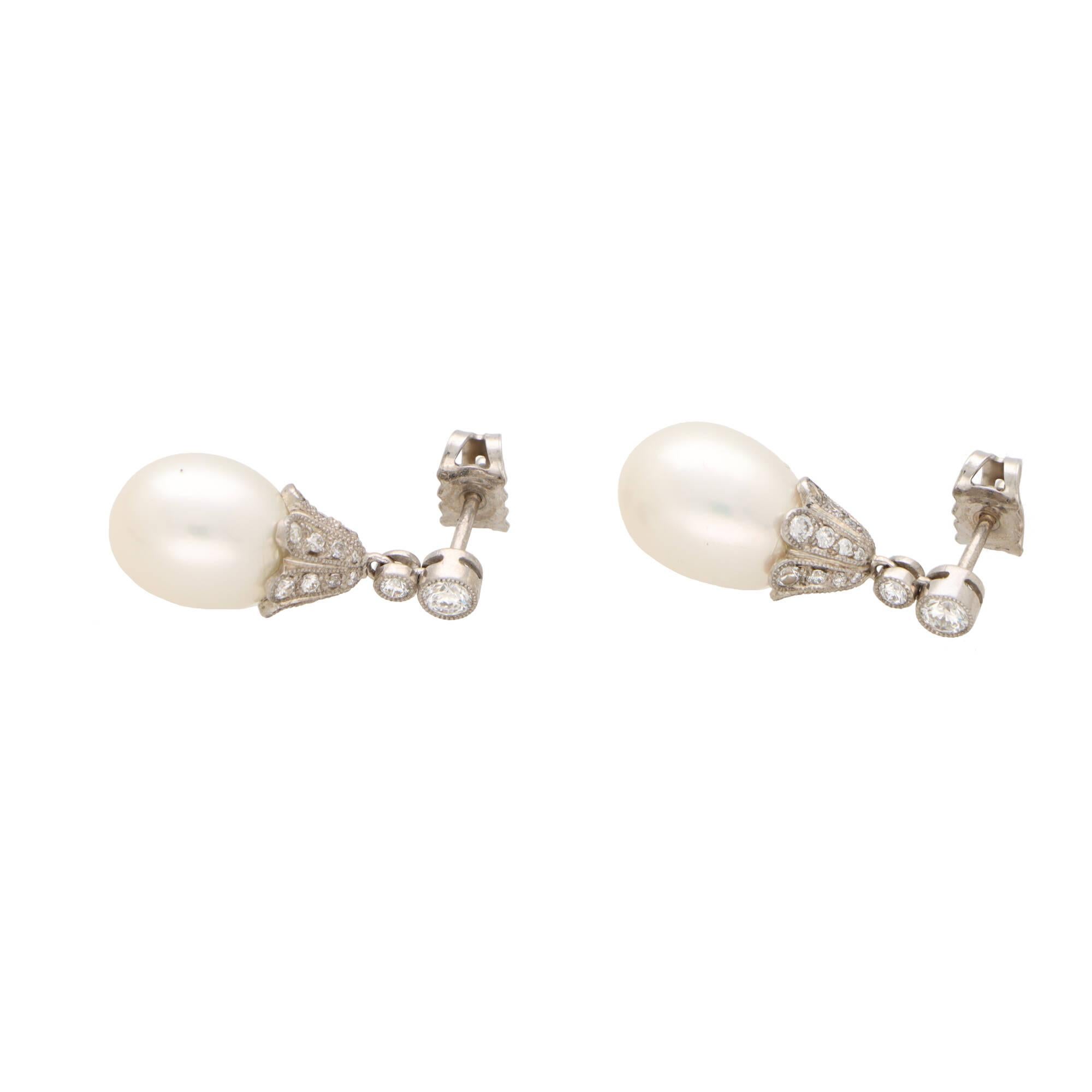  Contemporary Pearl and Diamond Drop Earrings in 18k White Gold In Excellent Condition For Sale In London, GB