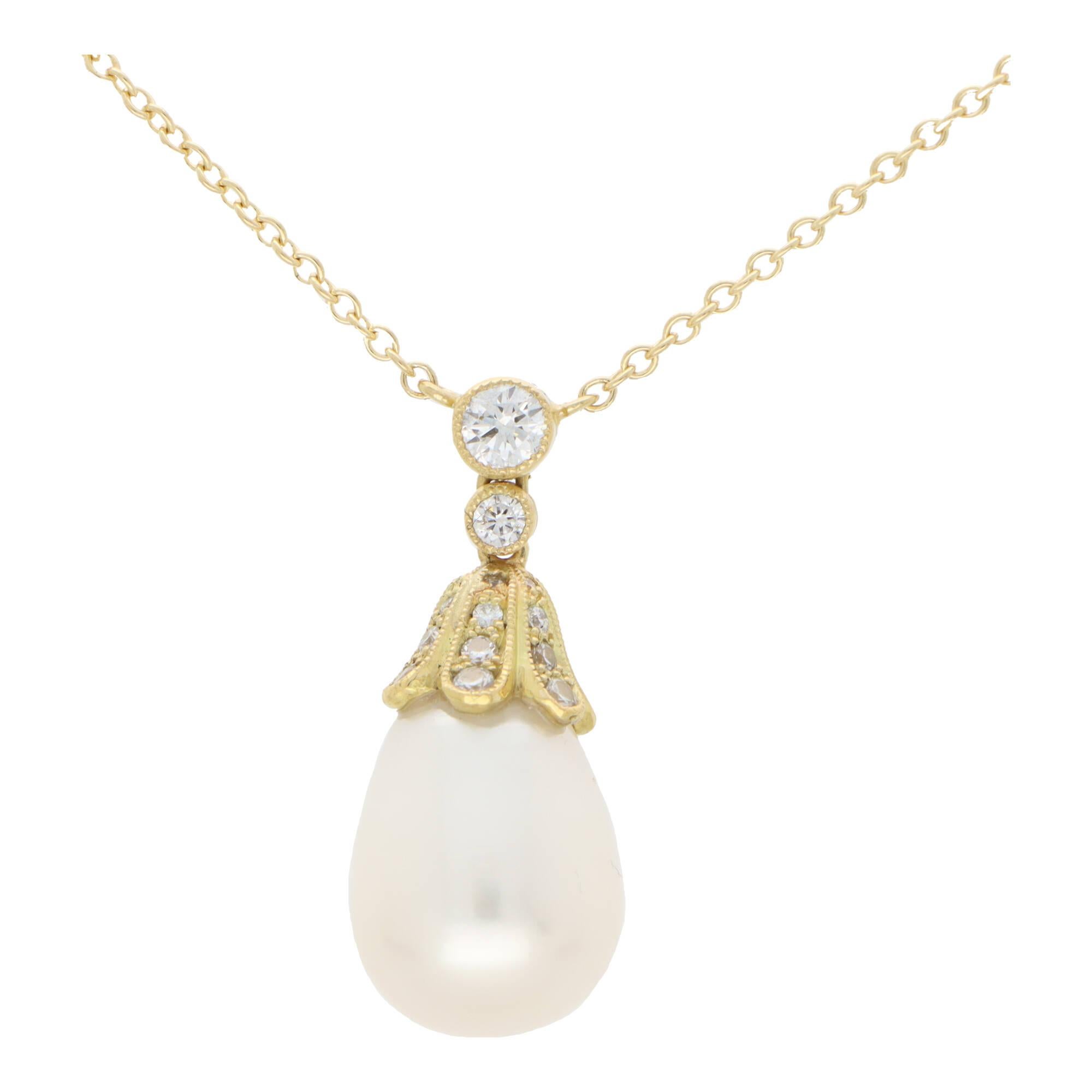 Modern  Contemporary Pearl and Diamond Drop Necklace in 18k Yellow Gold For Sale