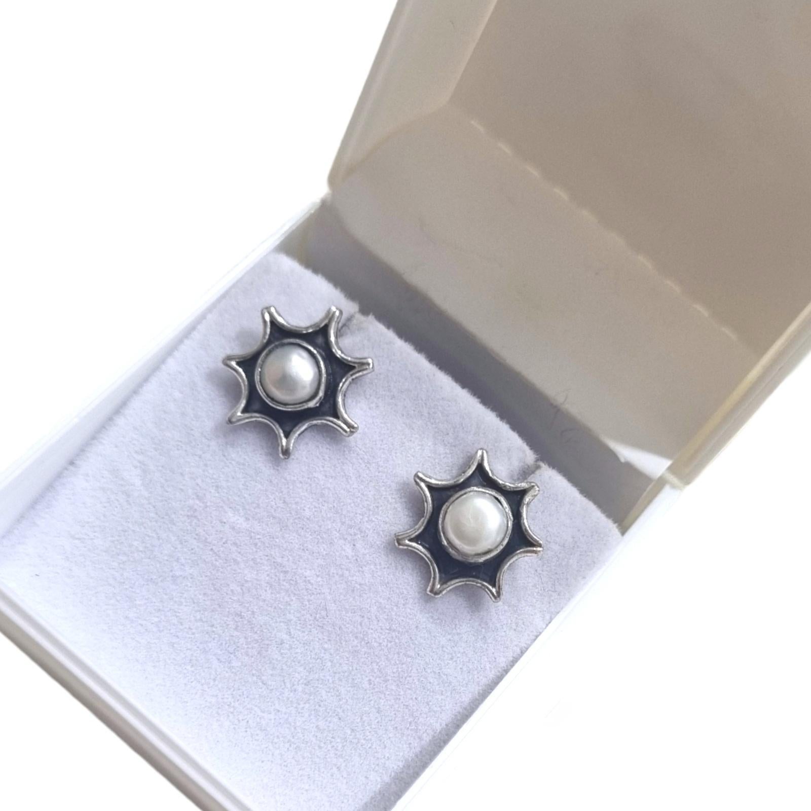 Metal - Sterling silver
Gross Weight - 2.78 Grams
Gemstones - Freshwater Pearls

Elevate your style with our exquisite sterling silver stud earrings featuring lustrous white freshwater pearls. Crafted with precision and elegance, these designer