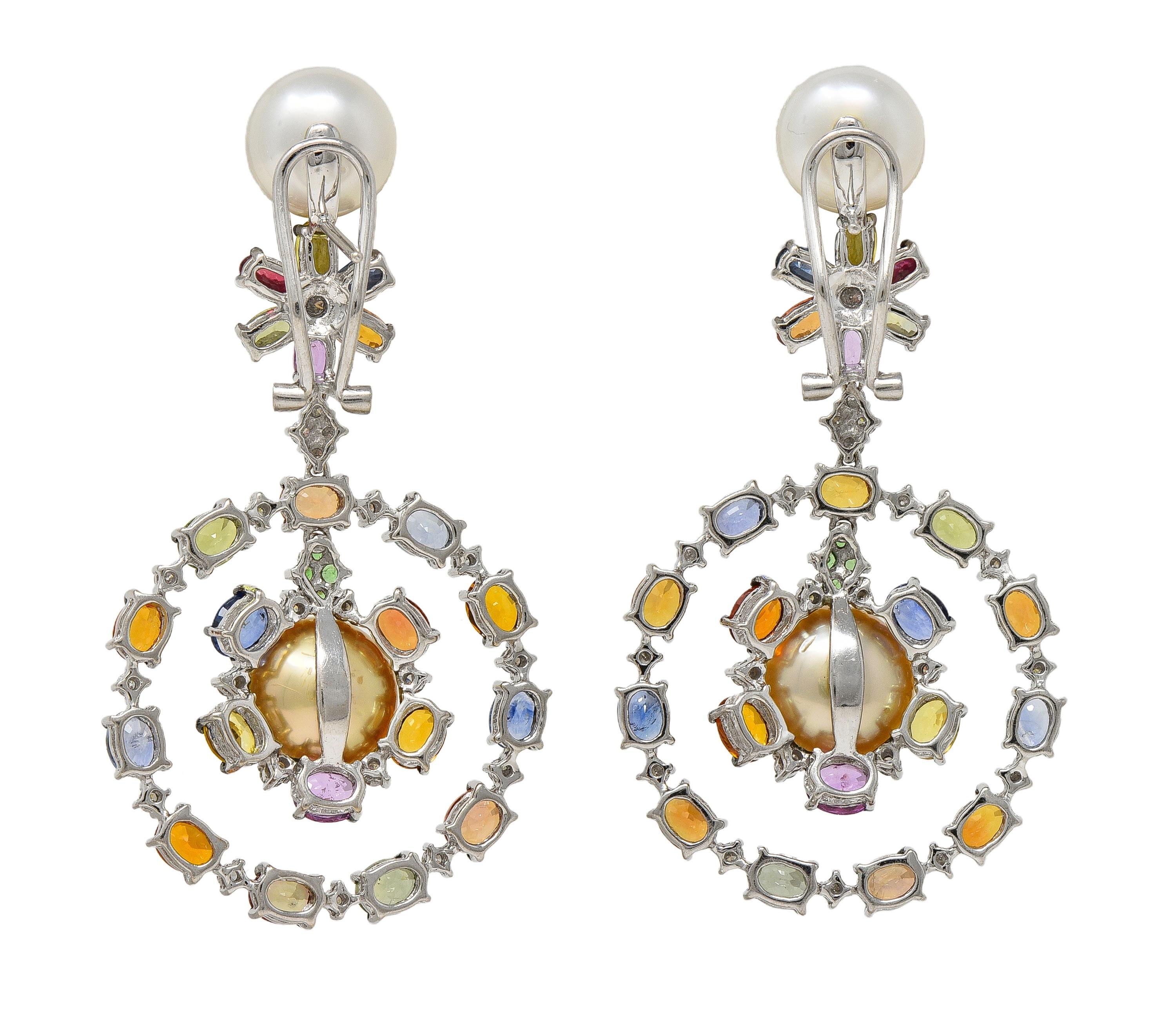Taglio ovale Orecchini d'epoca contemporanei con perle, zaffiri e diamanti in oro bianco 18 carati in vendita