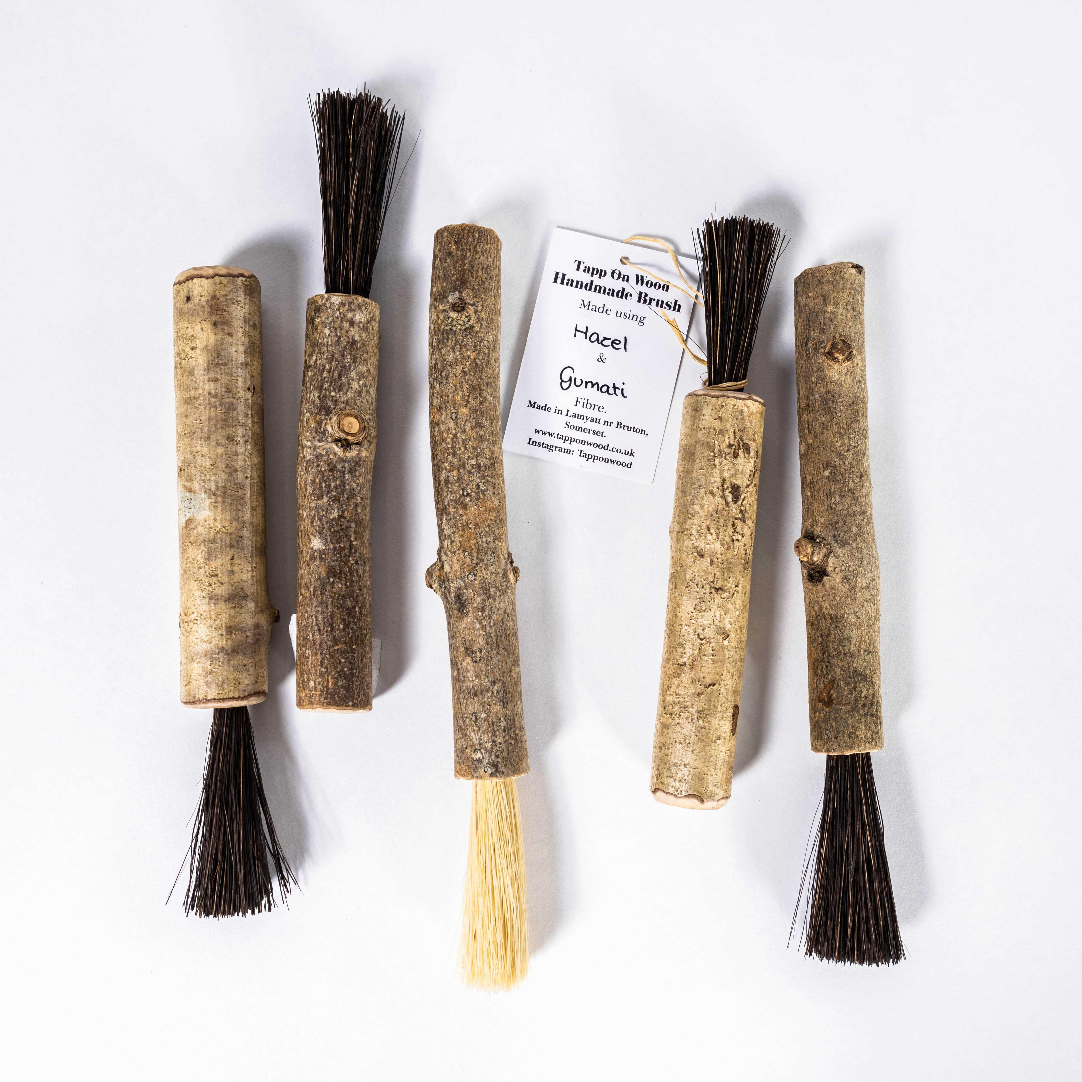 Pincel Lápiz Contemporáneo - Jonny Tapp. Con sede en Bruton, Somerset, Jonny es un artesano apasionado, que aúna su amor por la madera y los productos de calidad hechos a mano para fabricar productos excepcionales pero funcionales. Jonny recibió el
