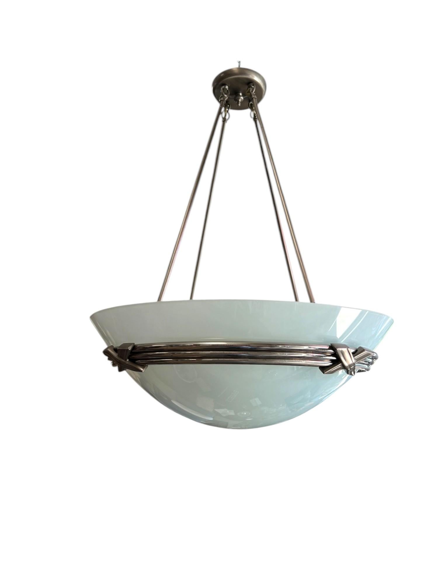 Questo lampadario a sospensione contemporaneo è caratterizzato da una cupola in vetro invertito opaco con dettagli in nichel, sospesa a quattro aste in acciaio inossidabile con un salto di 2 piedi dalla cima alla base del vetro.  Il suo design