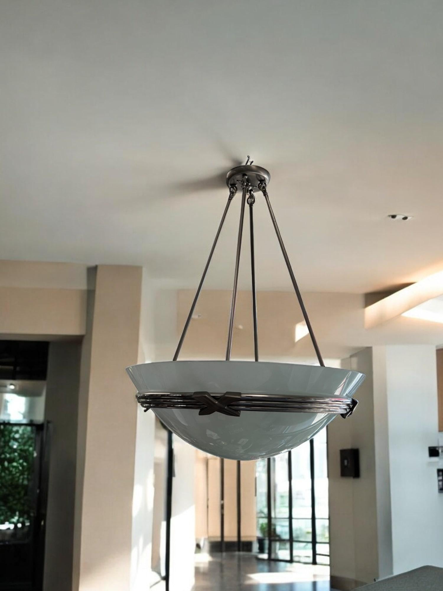 Fine XX secolo Lampadario a sospensione contemporaneo con cupola di vetro opaco invertita in vendita