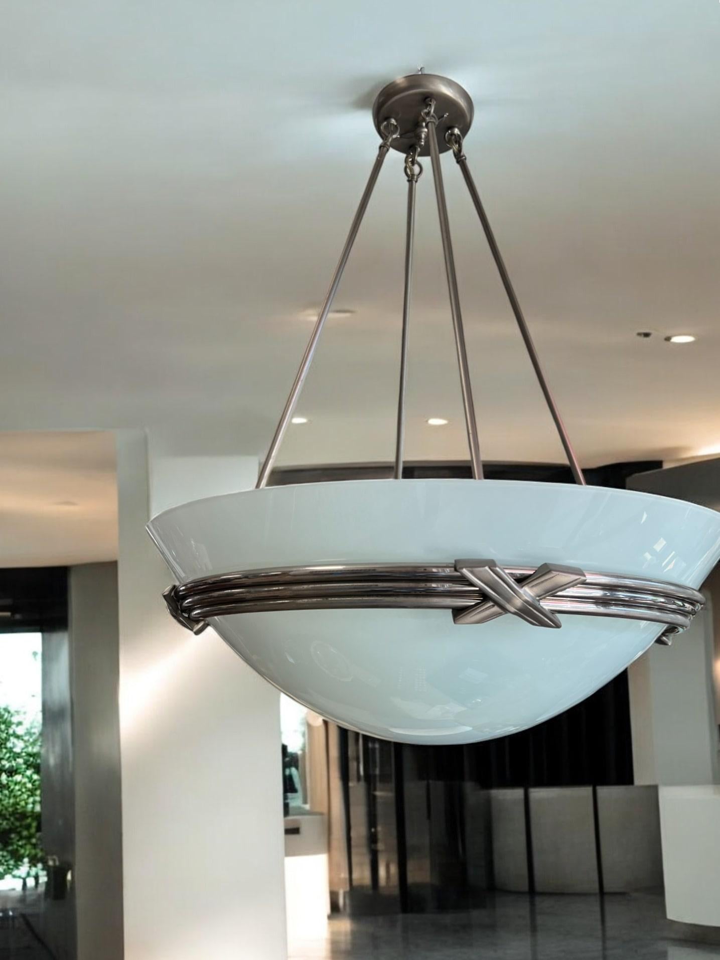 Acciaio inossidabile Lampadario a sospensione contemporaneo con cupola di vetro opaco invertita in vendita