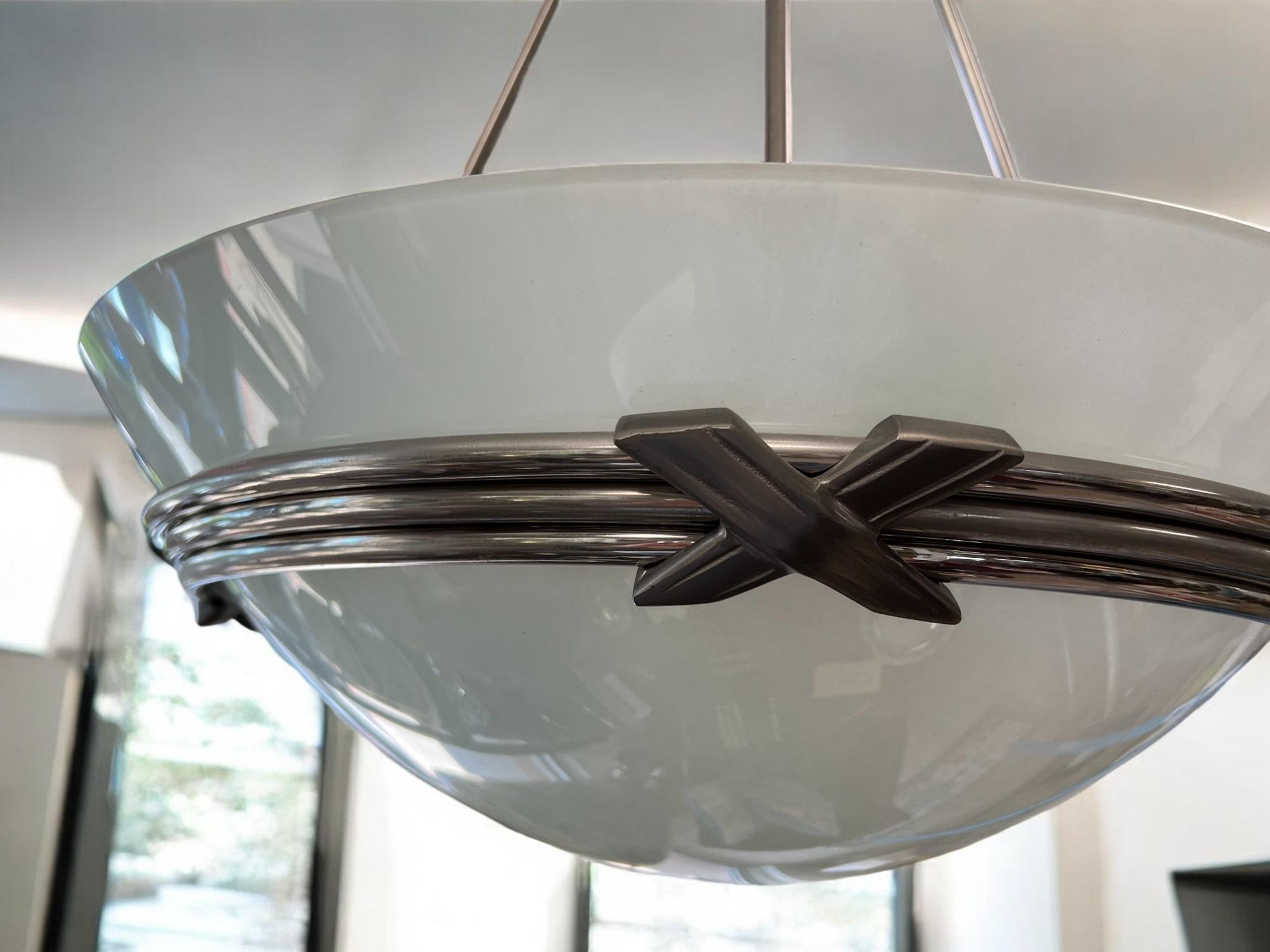 Lampadario a sospensione contemporaneo con cupola di vetro opaco invertita in vendita 1