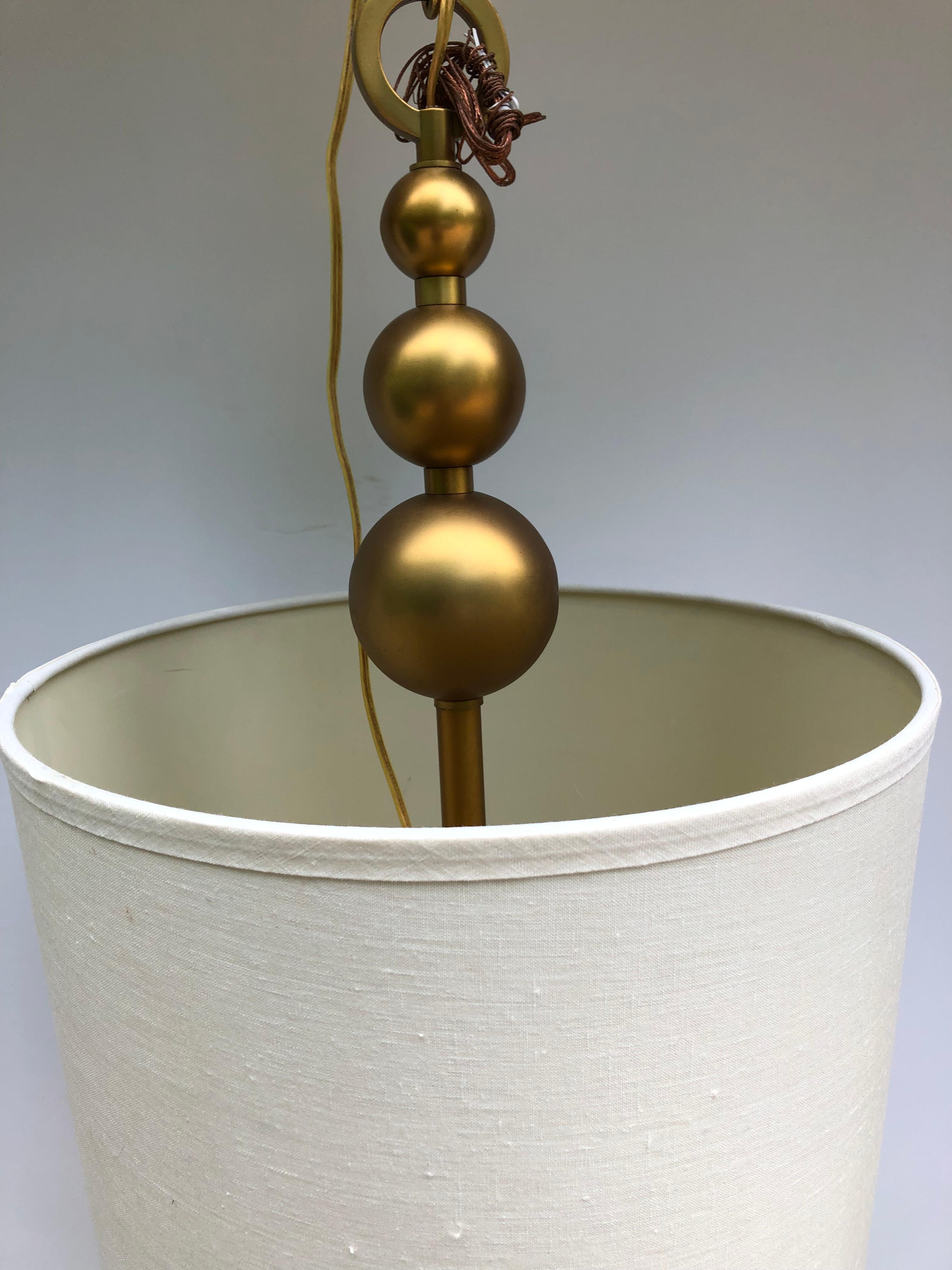 Moderne Lustre à suspension contemporain avec abat-jour et boules en or en vente
